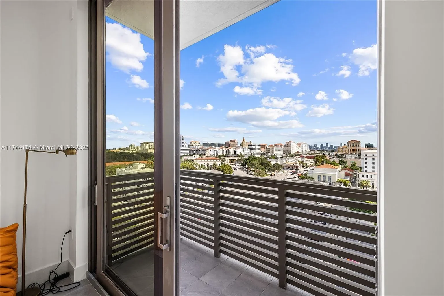 villa valencia sliding doors.webp