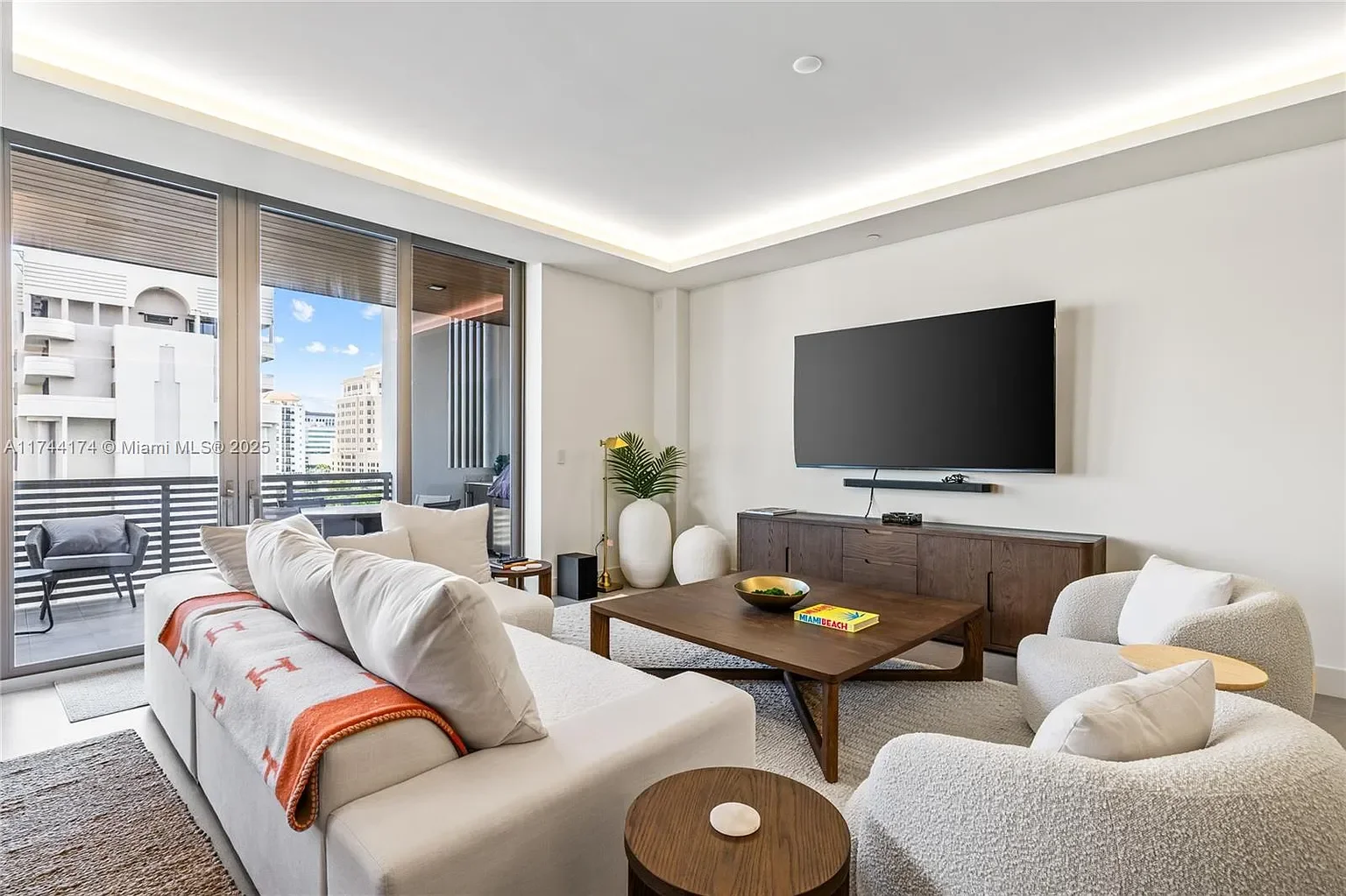villa valencia living room.webp