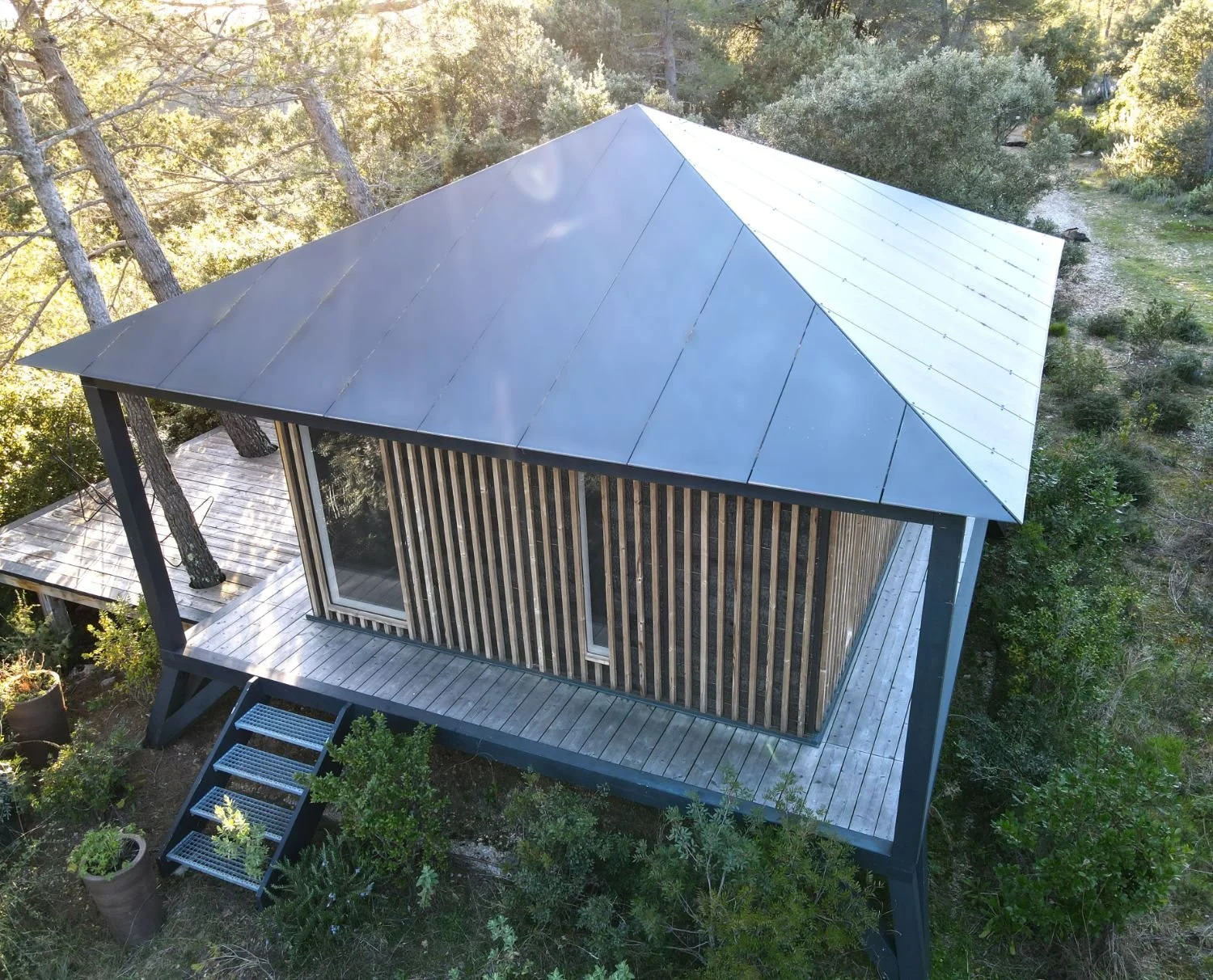 Ecolodge KOBE entouré de végétation.