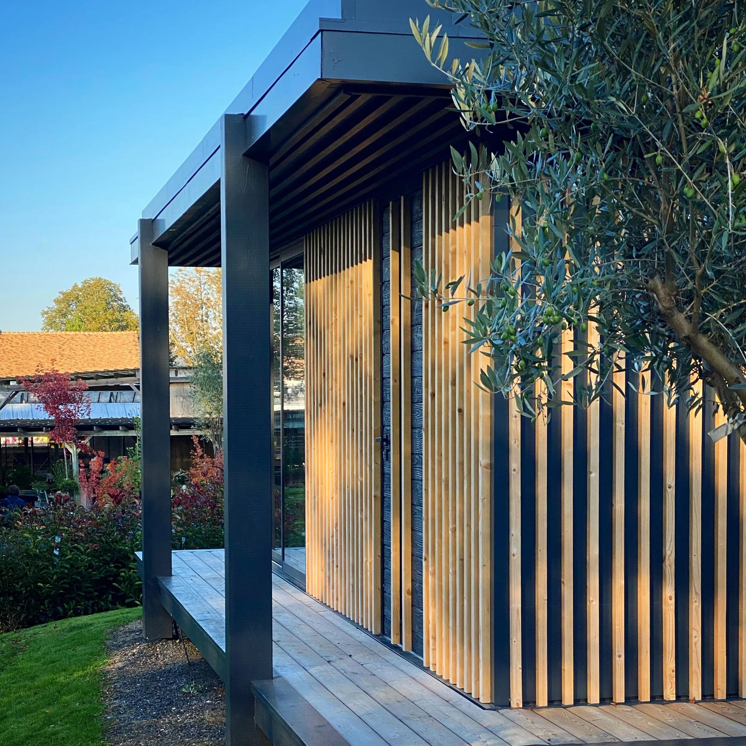 Ecolodge MEGYMA  avec des arbres et des buissons.