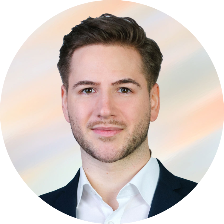 Porträt eines jungen Mannes in formeller Kleidung vor hellem, farbigem Hintergrund.