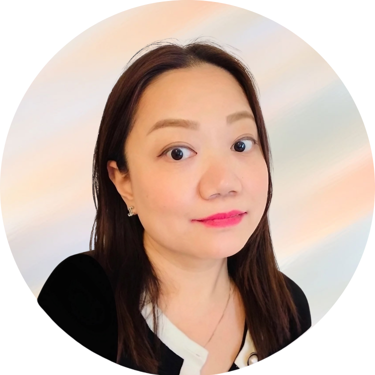 Porträt einer Frau mit dunklem Haar, rotem Lippenstift, schwarzem und weißem Outfit vor einem hellen, pastellfarbenen Hintergrund.