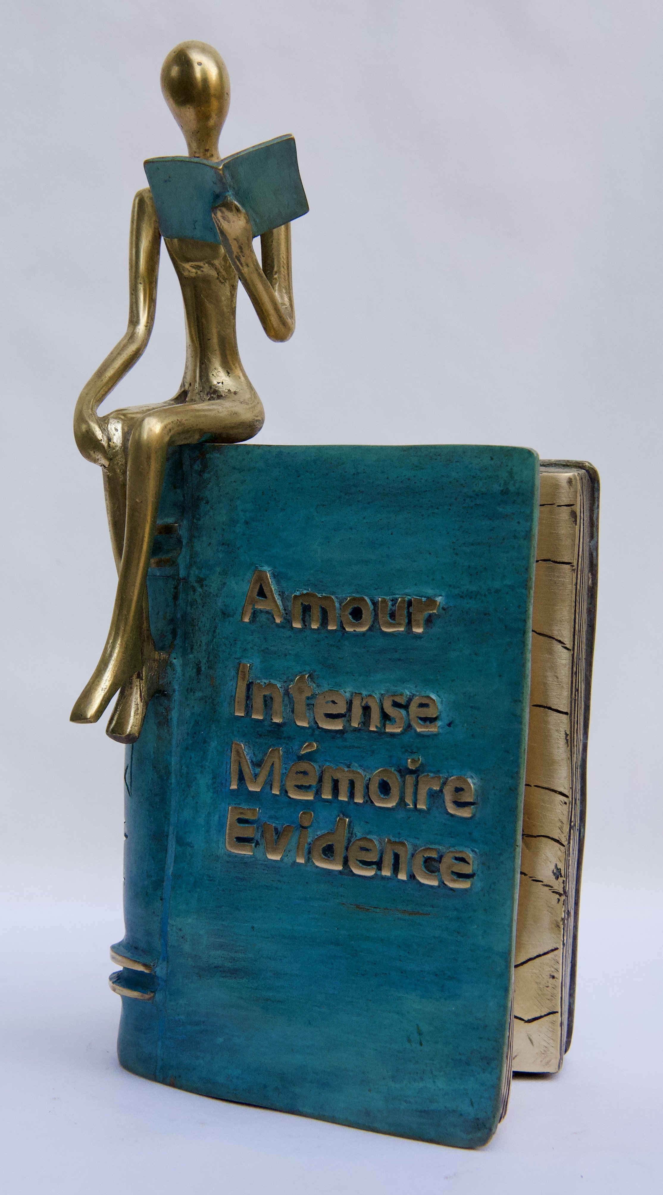 JYC29 - Lectrice sur bord de livre