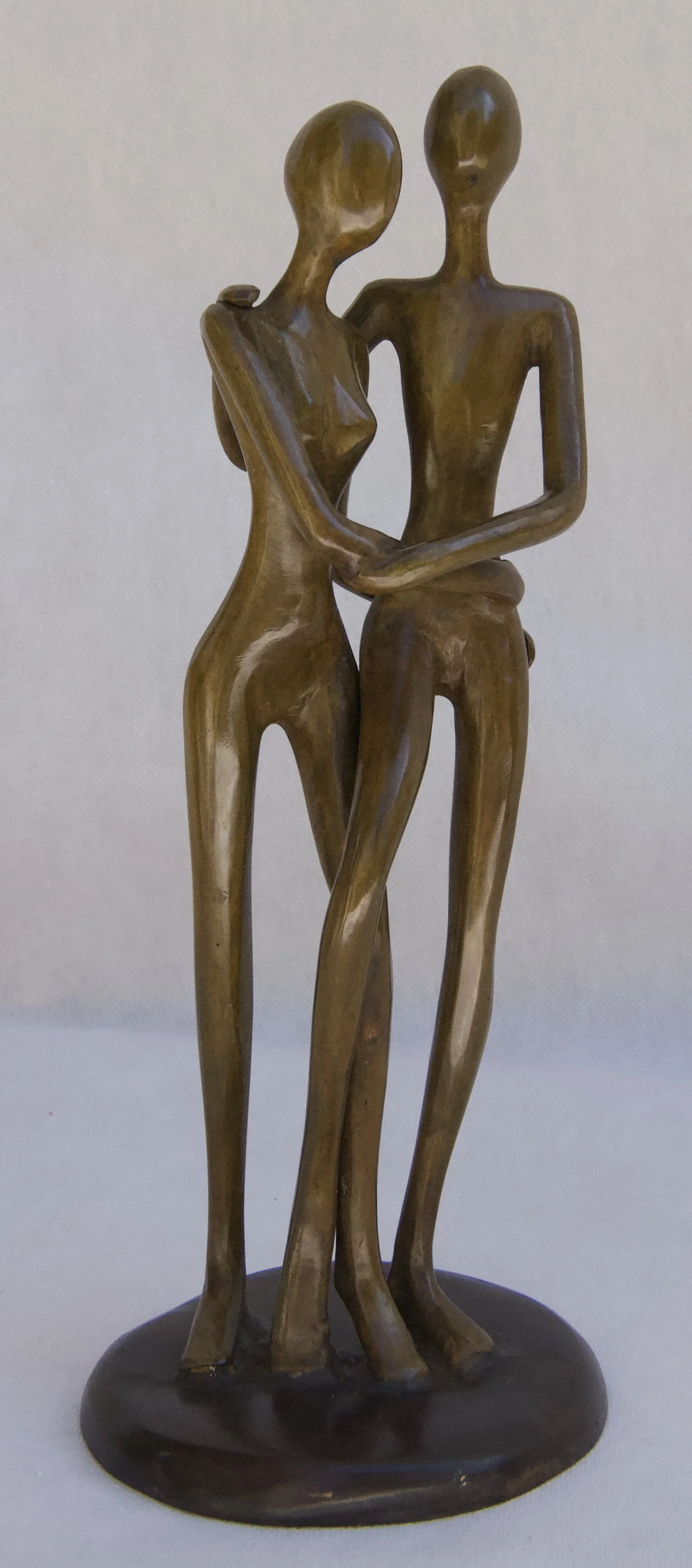 JYC18 - Couple debout entrelacé