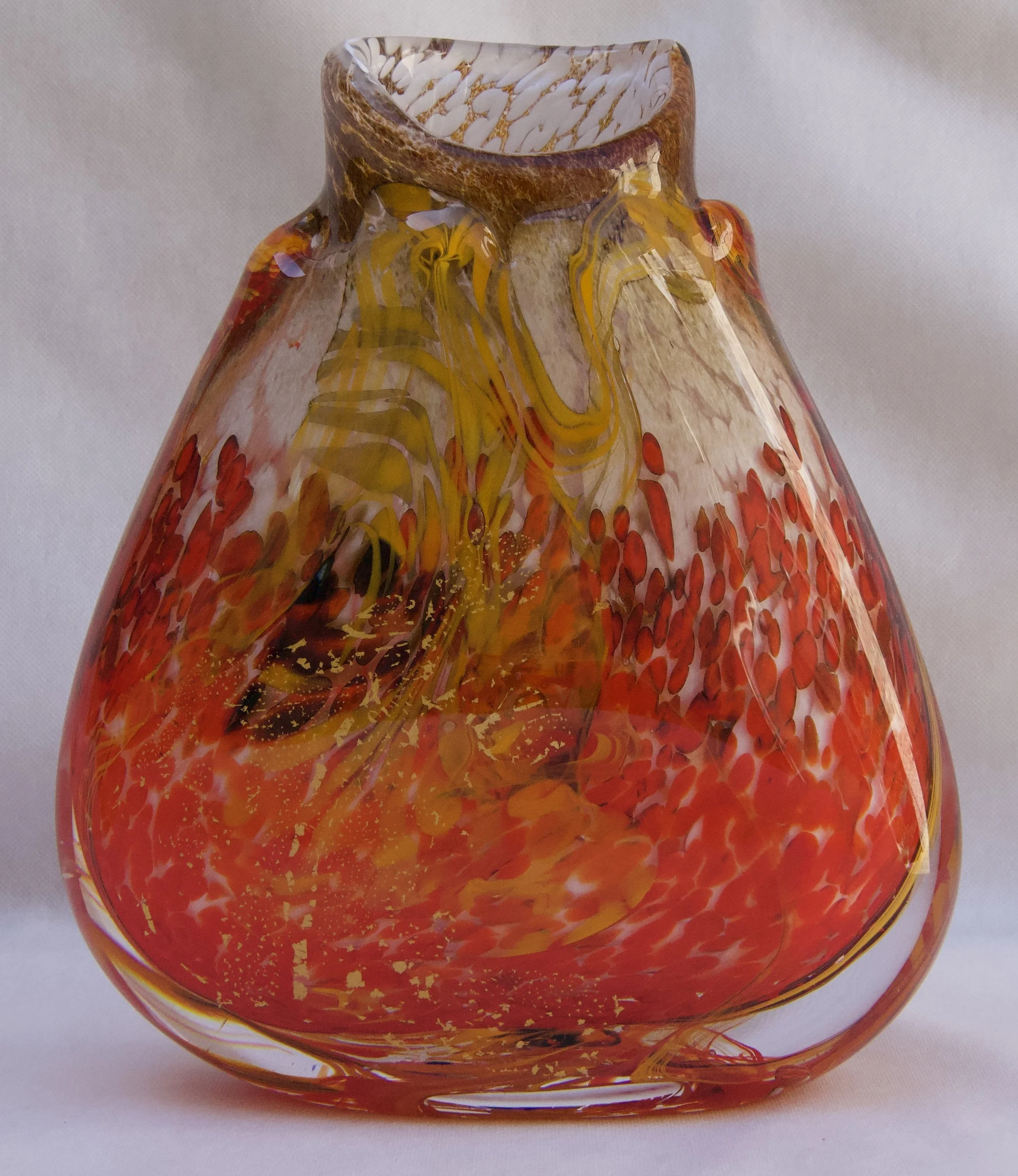 MNA57 - Vase triangle rouge