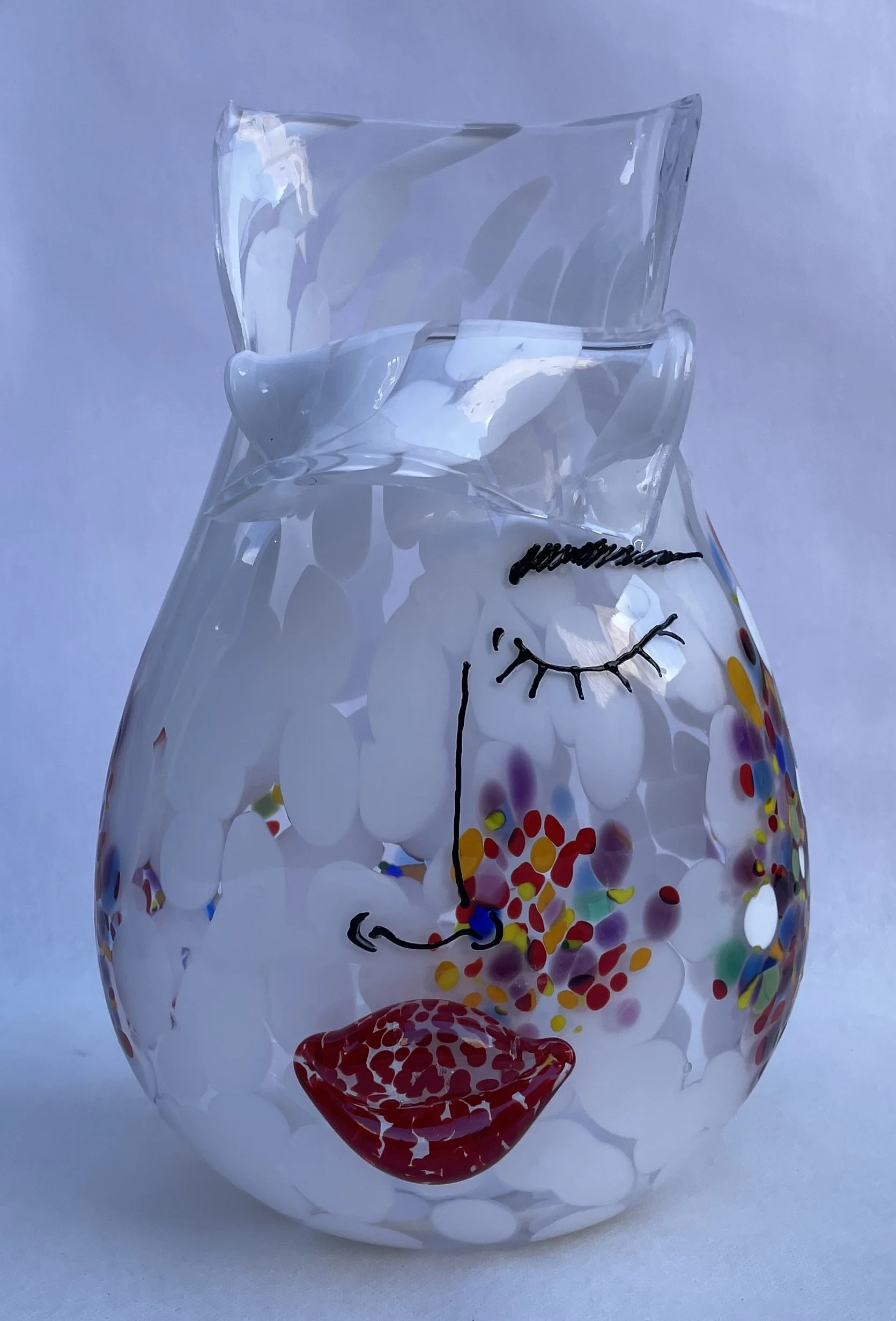 MNA89 - Vase visage blanc graffiti