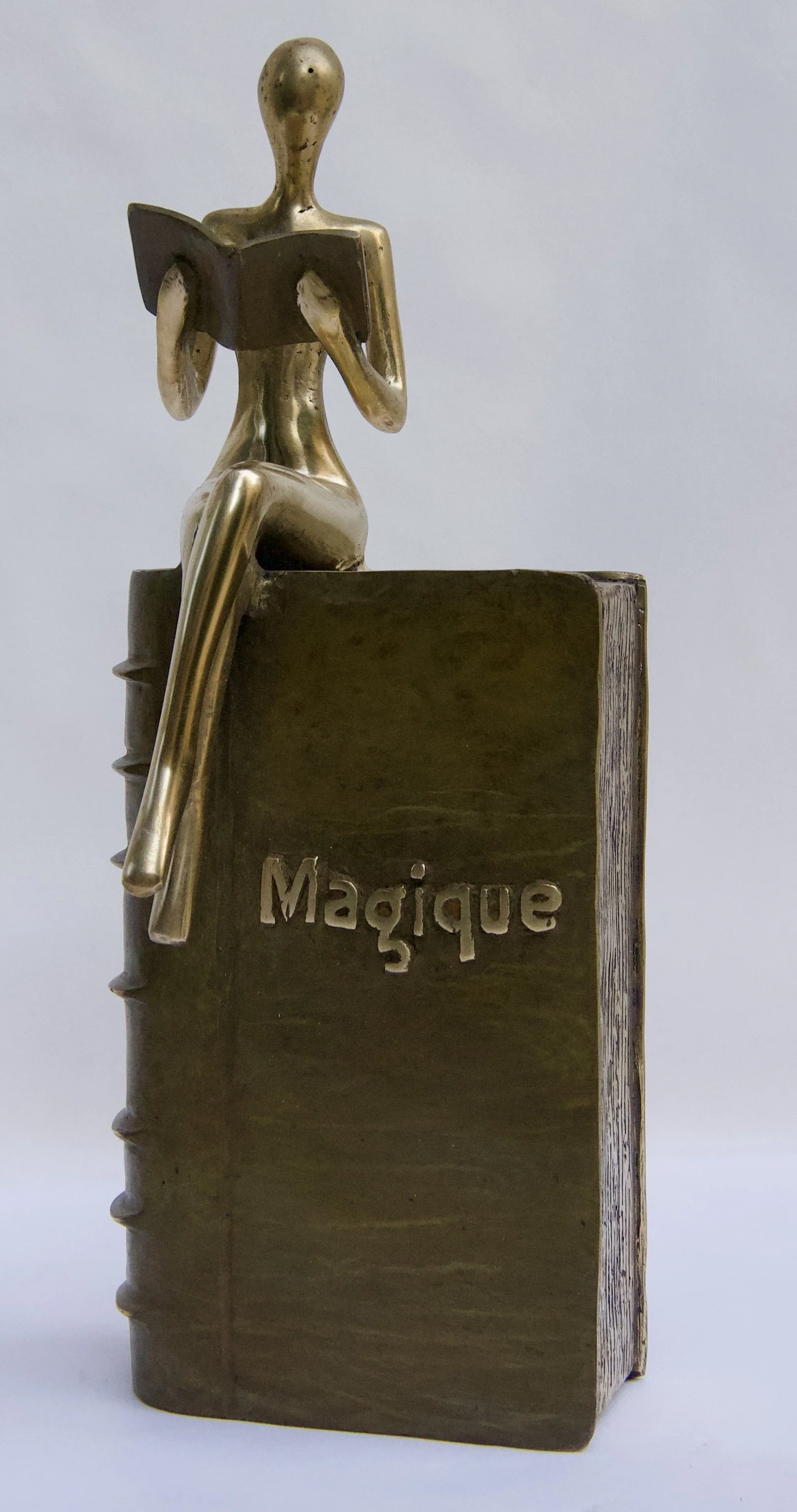 JYC25 - Lectrice sur bord de livre