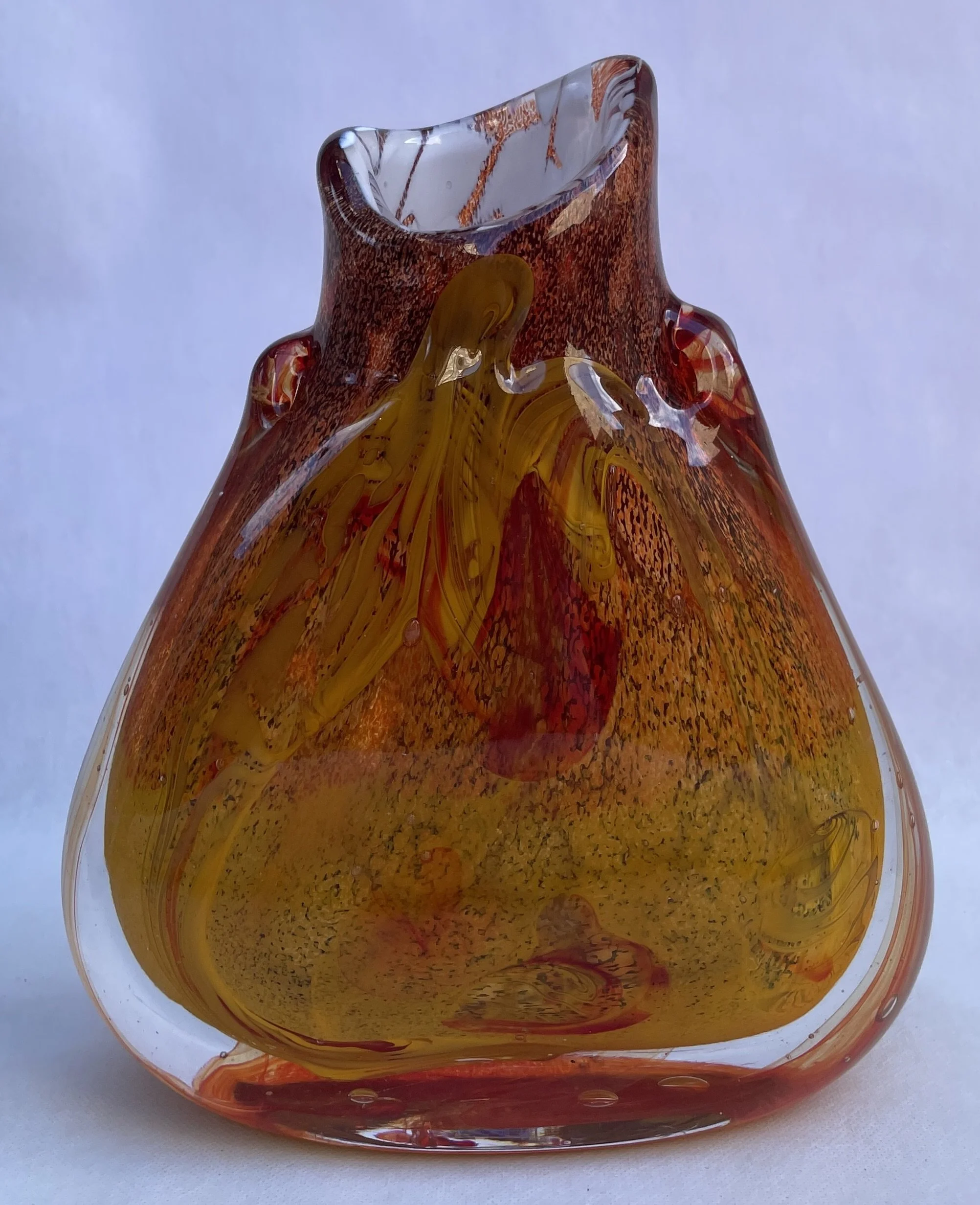 MNA84 - Vase triangle jaune rouge