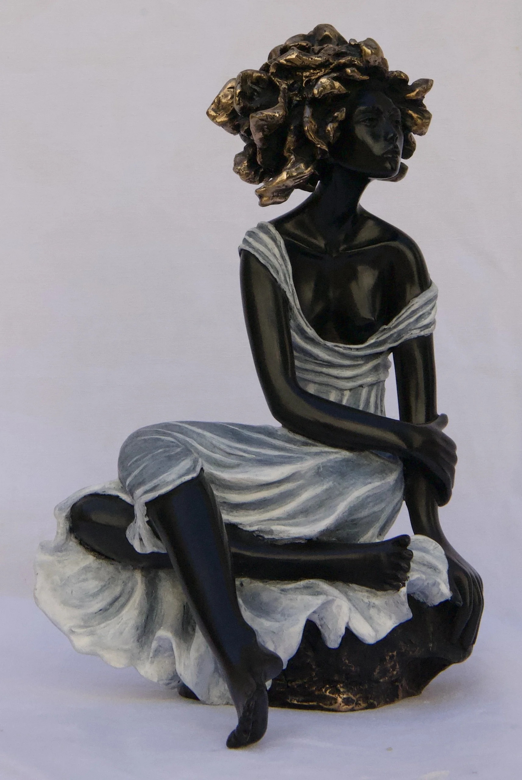 Assise sur un rocher - 1/8