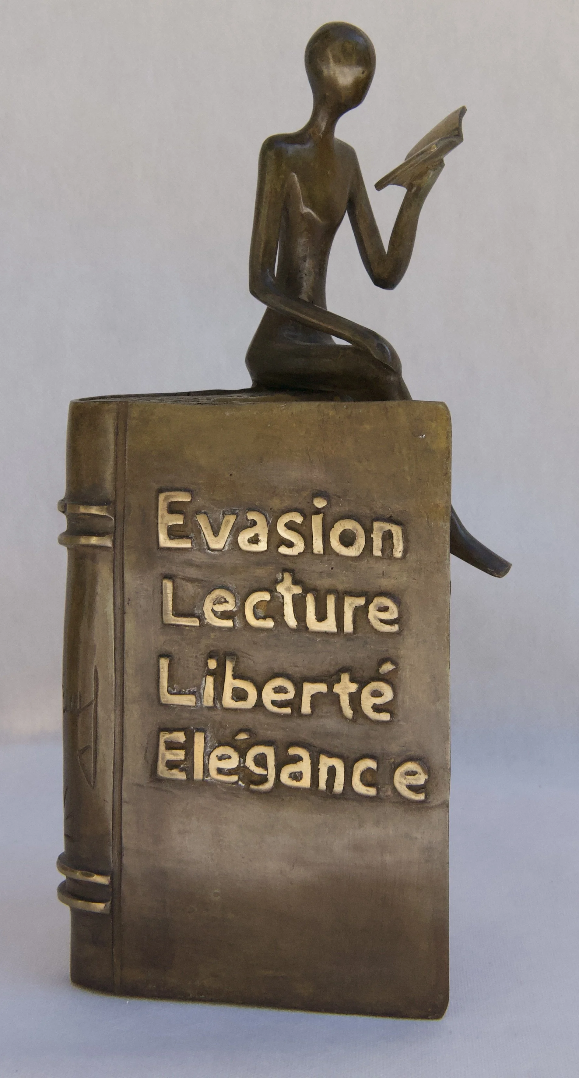 JYC24 - Lectrice sur bord de livre