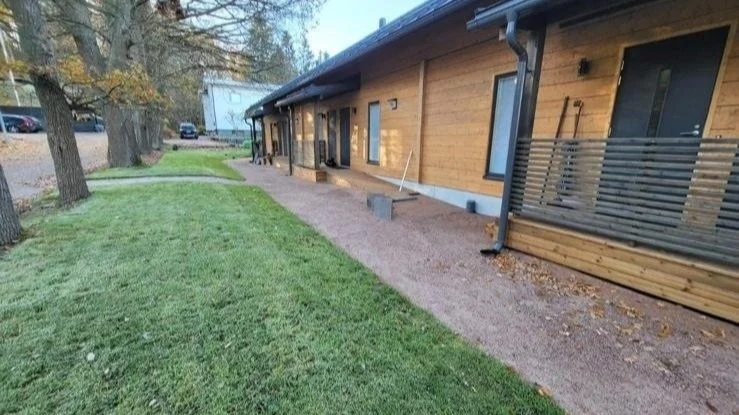 Puu- ja pihaleikkipuisto lähistön rakennuksessa.