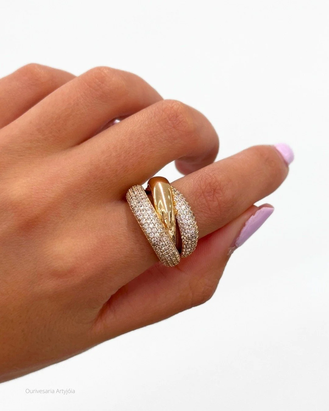 Uma sele&ccedil;&atilde;o de pe&ccedil;as que combina eleg&acirc;ncia, personalidade e detalhes &uacute;nicos com foco em pe&ccedil;as bicolor que contrastam s&oacute; por si✨

Todas as pe&ccedil;as banhadas a ouro, f&aacute;ceis de combinar e perfei