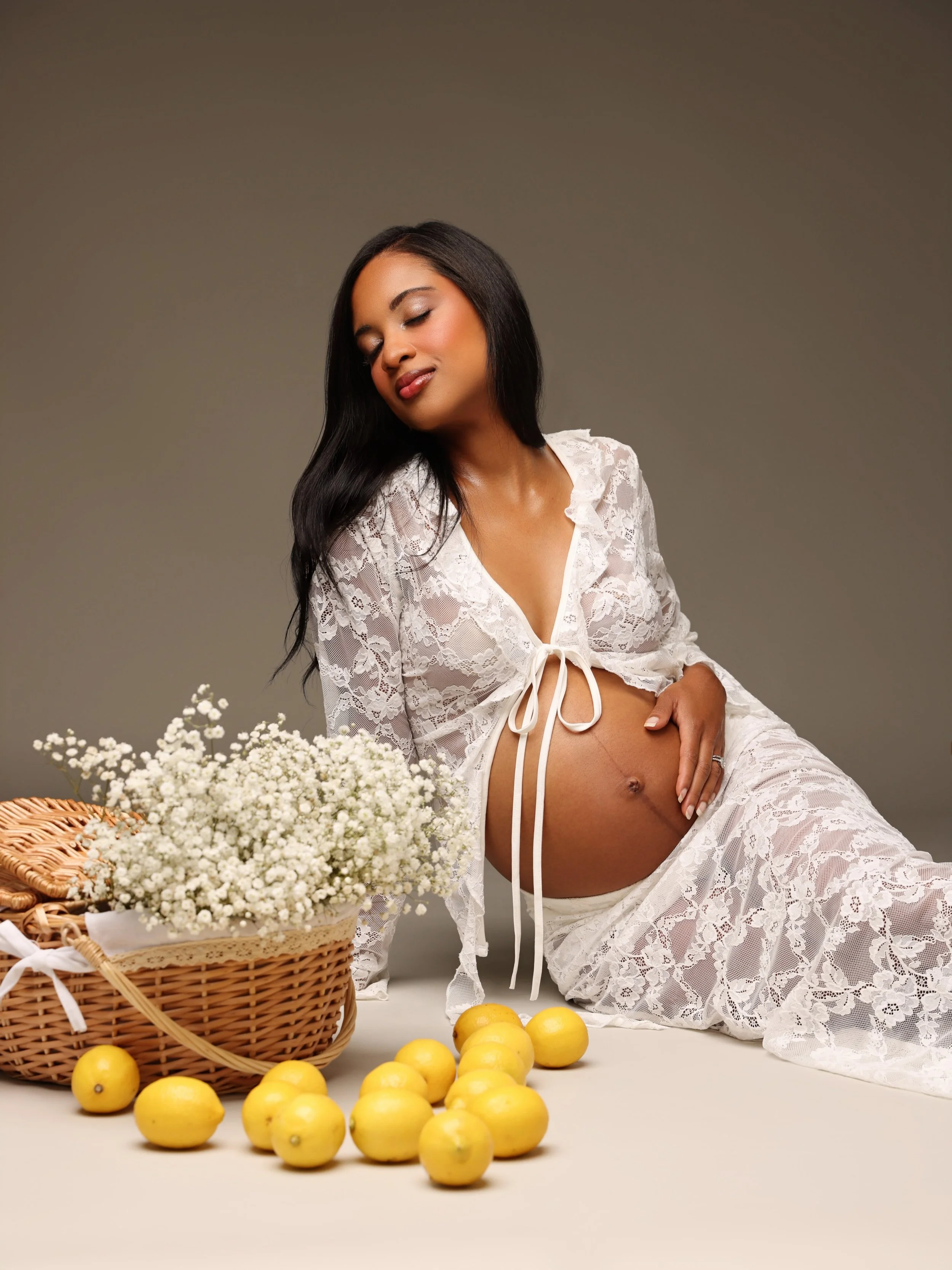 When life gives you lemons, add them to your photoshoot. 🍋

#Maternitysession #Photographer #NYCPhotographer #BronxPhotographer #SummerMiniSessions