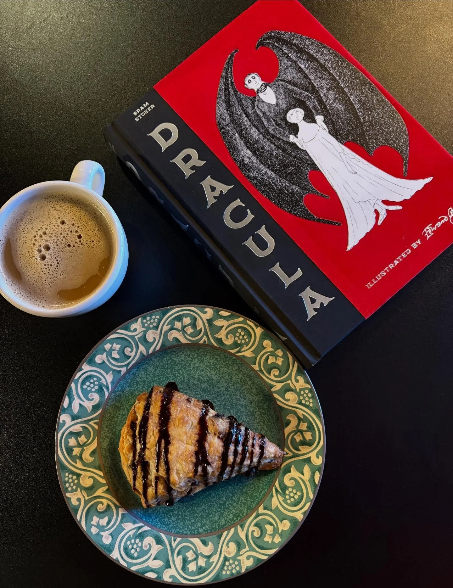 This is your sign to come grab a book, a gingerbread latte with a fluffy chocolate strawberry scone to kick off your Friday right!