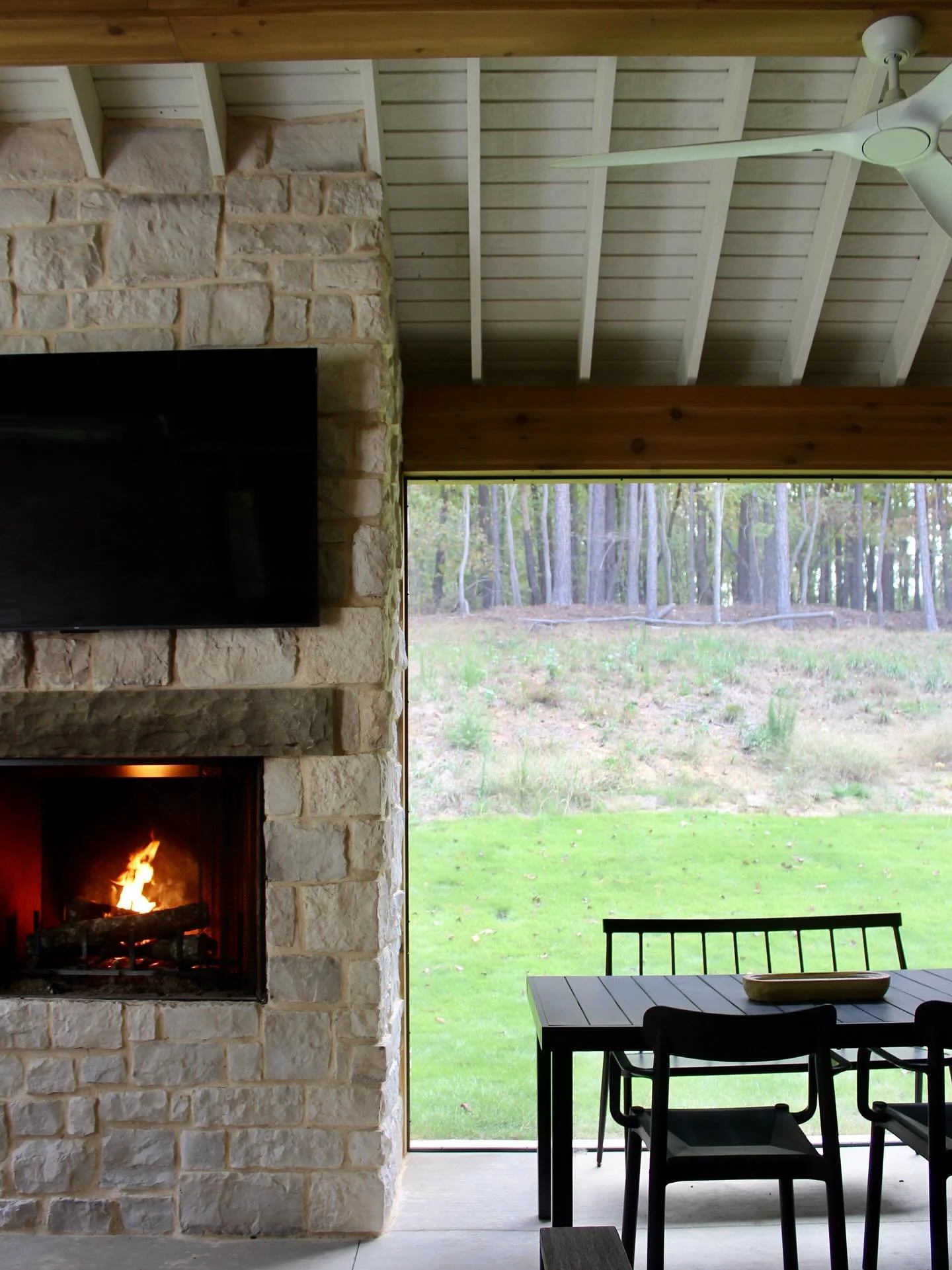 glimpses of the studio. thankful to get to create in this space every day.

builder: @mckinneybuilders 

#screenedporch #residentialarchitecture #serenbe