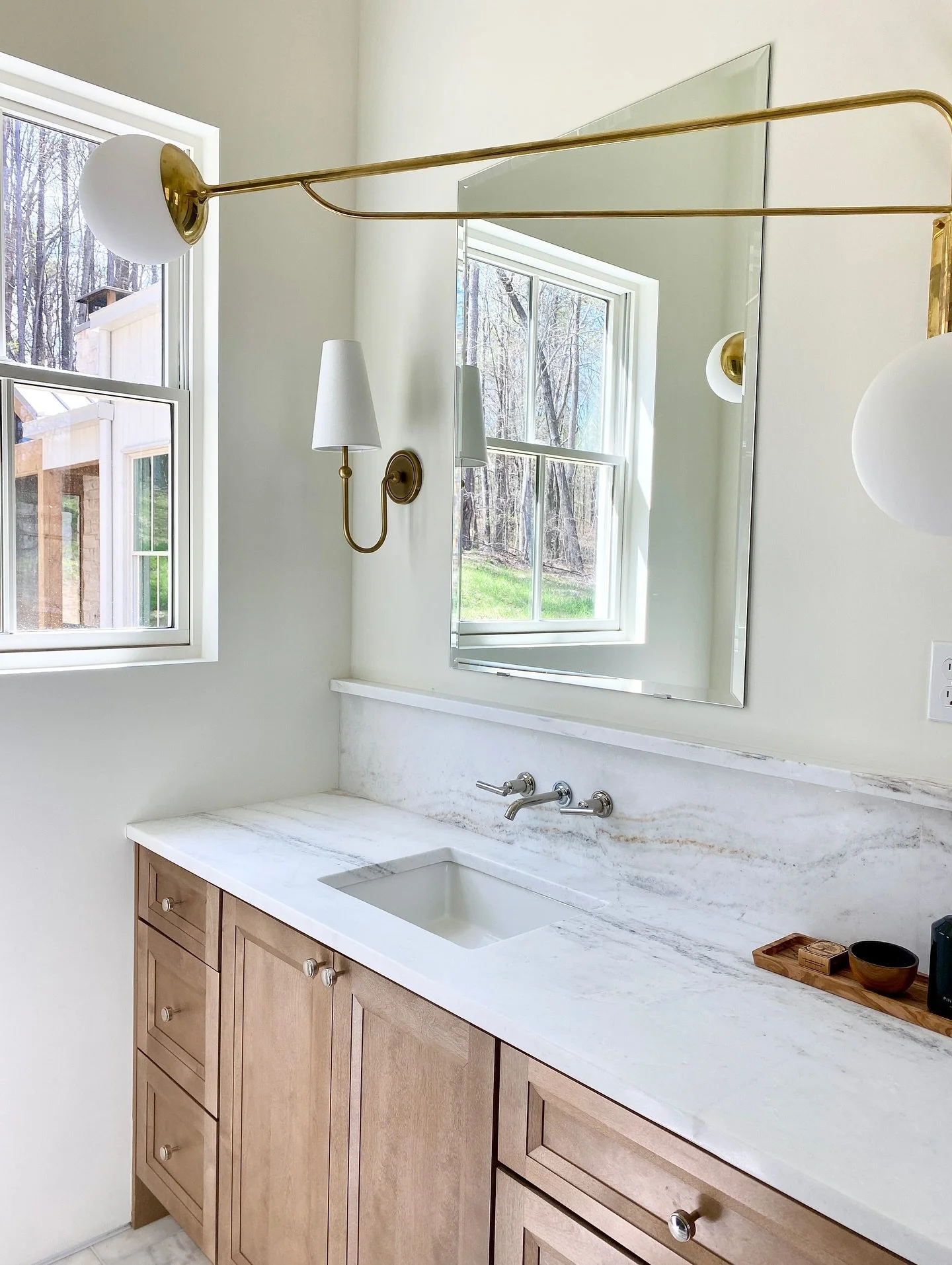 it&rsquo;s all in the details. a bright main bathroom gets me every time. doing your morning routine with light streaming in and a view of the woods doesn&rsquo;t get much better. all with true materials. 

builder: @mckinneybuilders