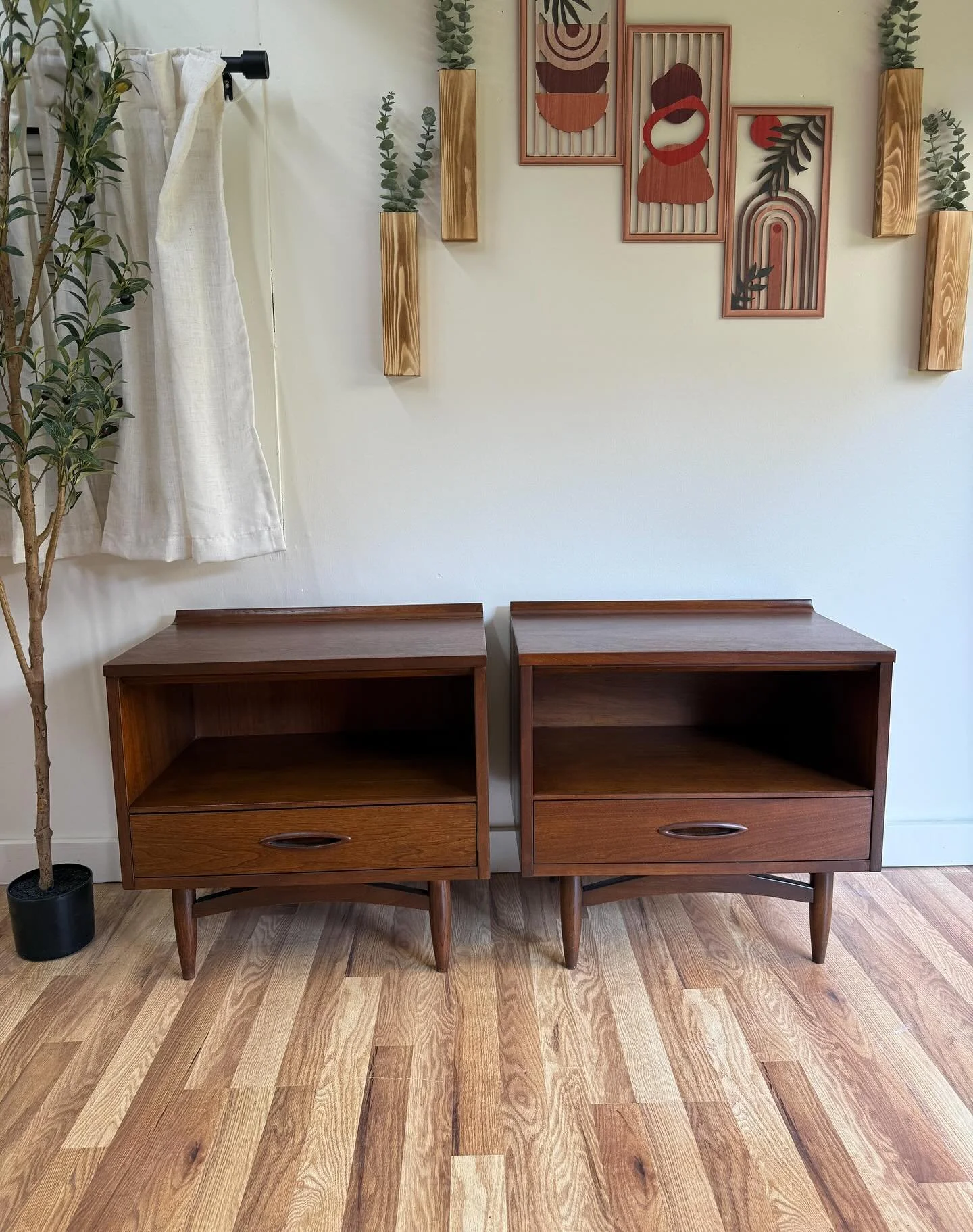 Four piece Broyhill Sculptra dresser set

6 Drawer Long &amp; low dresser : 60 x 17 x 31H

5 Drawer Tall Dresser : 40 x 17 x 42.5 H

Nightstands x2 : 24 x 15 x 22 H

$2650/full set

#mcmfurniture #furniturerestoration #midcenturymodernfurniture #vint