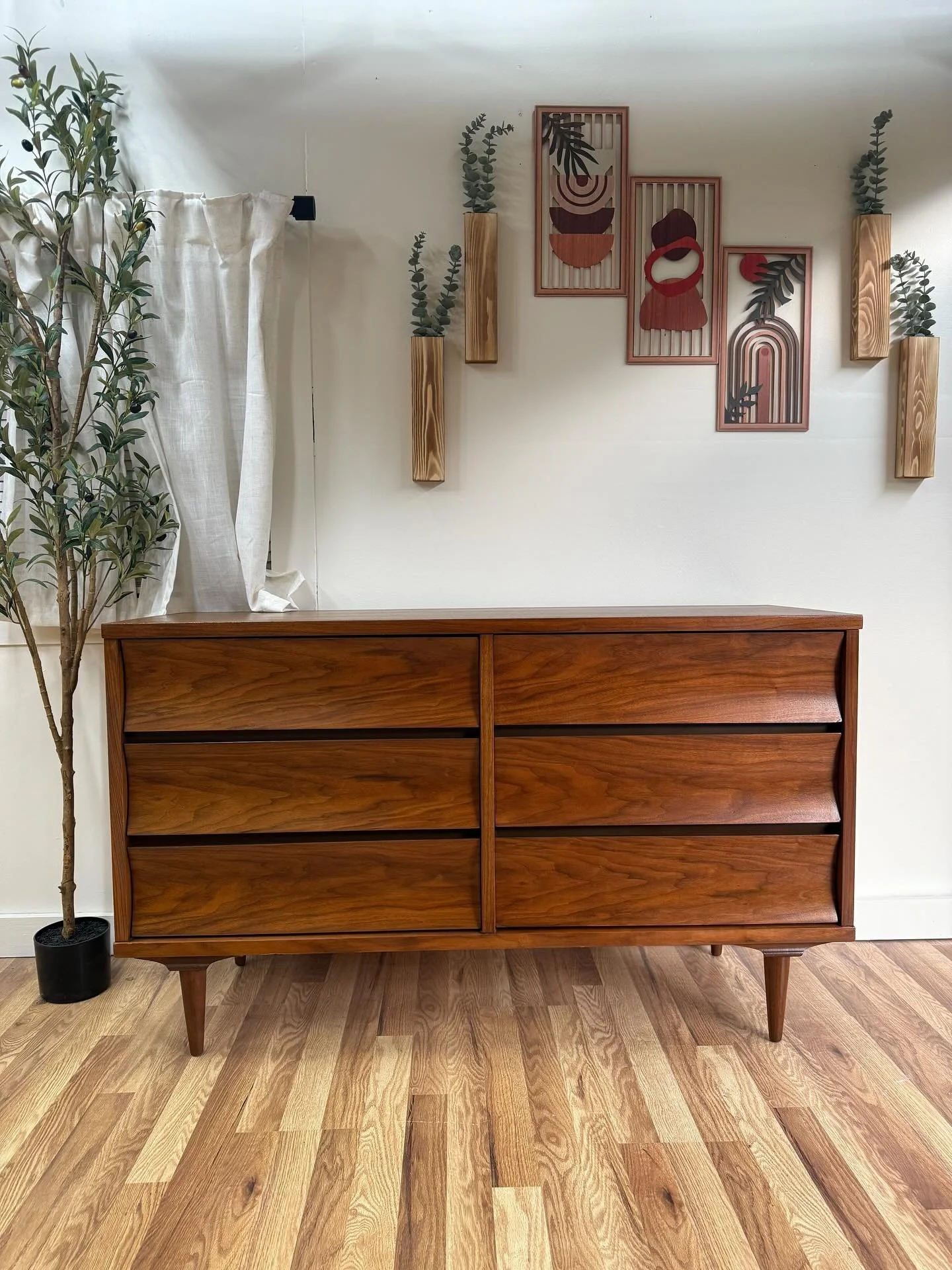 Mid century modern mcm vintage walnut 6 drawer low dresser by Johnson Carper. This piece features all dove-tailed curved drawers that slide great &amp; beautiful walnut wood grain throughout. Awesome &amp; stylish mid century modern gem that does not