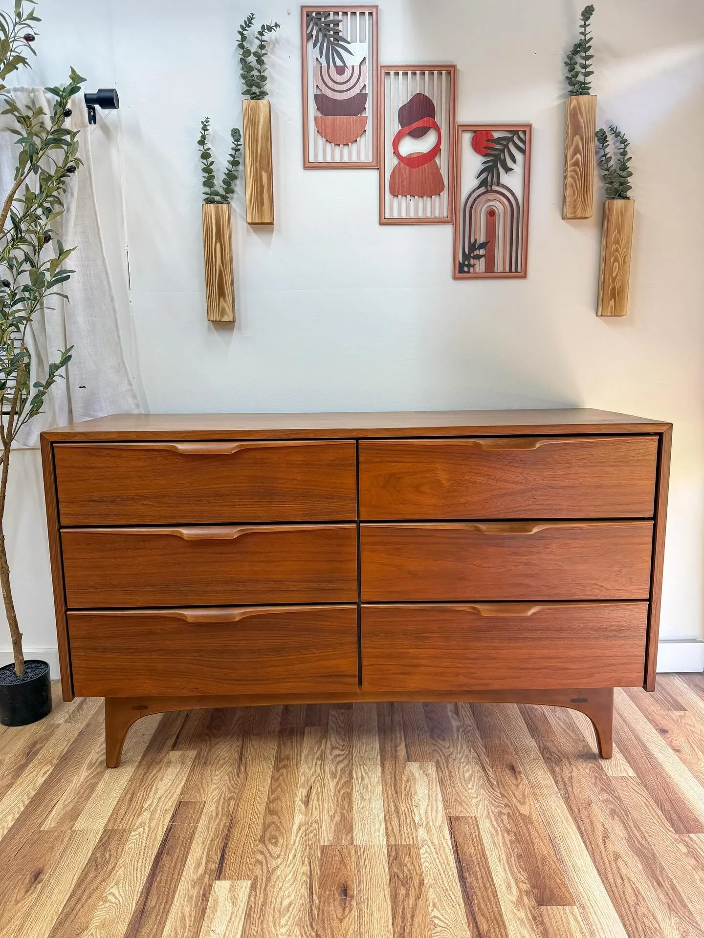 (SOLD) Mid century modern Mcm vintage walnut 6 drawer low dresser by Cavalier. This dresser features those classic sleek mid century legs, beautiful walnut wood grains throughout, super cool dove-tailed in-lay on the top and sides, and 6 drawers w/ s