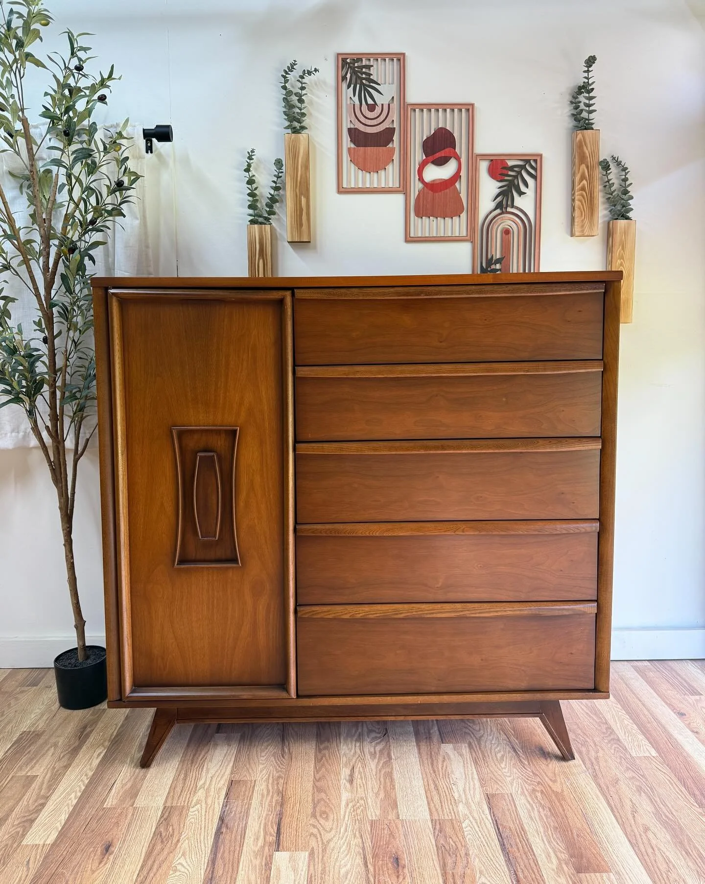 (SOLD) Mid century modern MCM walnut 10 drawer gentleman&rsquo;s dresser by Unagusta for their distinctive line. Circa 1960&rsquo;s. All 10 dove-tailed drawers slide great. Beautiful wood grains, solid walnut pulls, &amp; those classic sleek mid cent