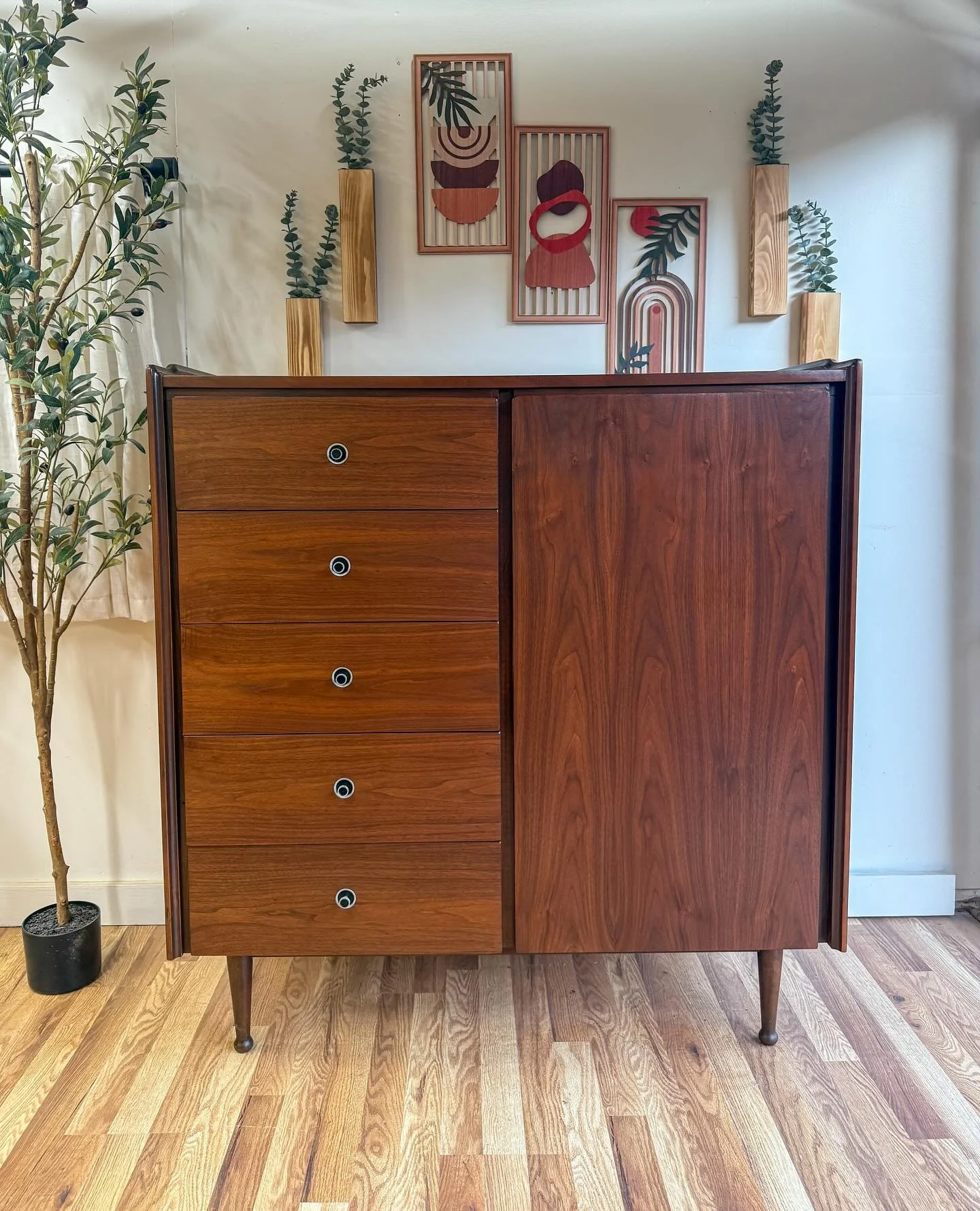 (AVAILABLE) Mid century modern Mcm vintage walnut 8 drawer tall gentleman&rsquo;s armoire dresser by Hooker for their Mainline. Circa 1960&rsquo;s. This dresser features all dove-tailed drawers that slide great and offer plenty of storage. 5 drawers 