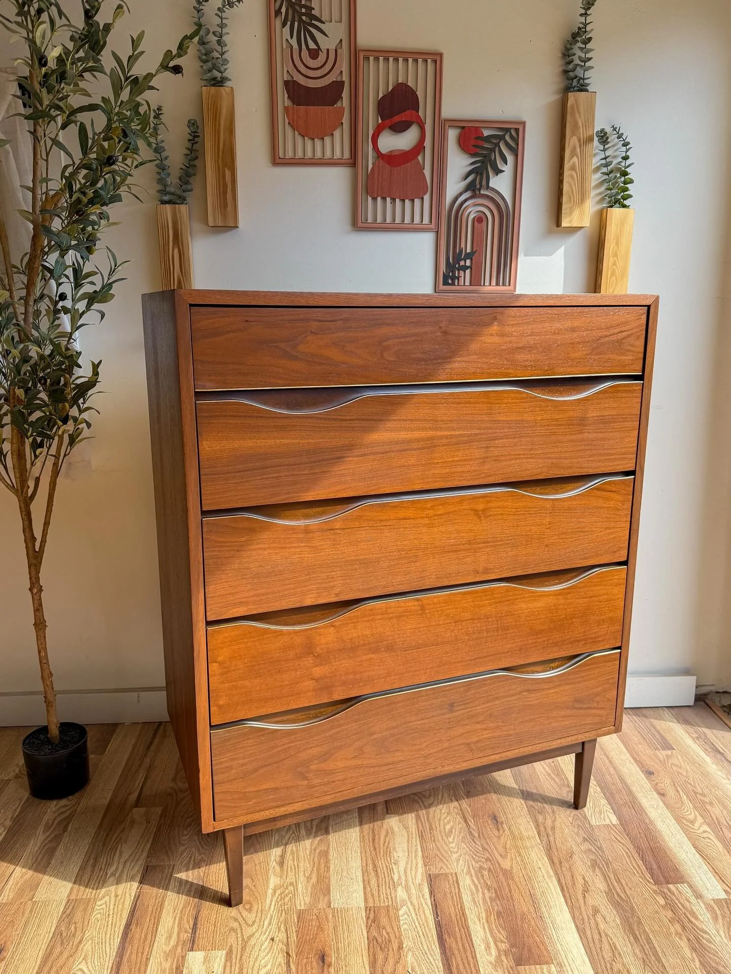 (AVAILABLE)Mid century modern Mcm vintage walnut 5 drawer tall boy dresser by American of Martinsville. Circa 1960&rsquo;s. Features 5 dove-tailed drawers that all slide great &amp; offer plenty of storage, beautiful walnut wood grains throughout, an