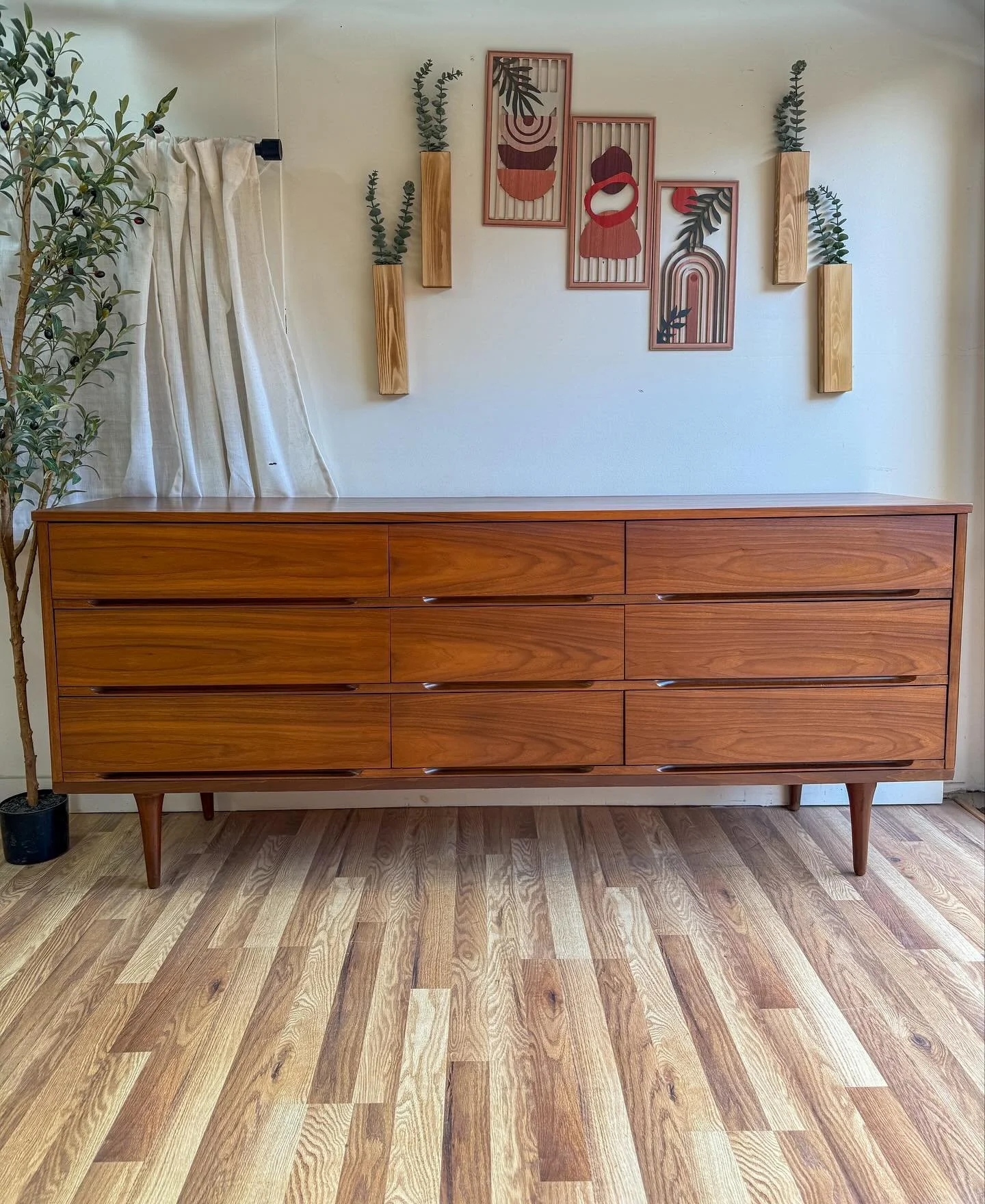 (AVAILABLE) Mid century modern MCM vintage walnut 9 drawer long triple dresser by Coleman. Circa 1960&rsquo;s. This long &amp; low dresser features absolutely beautiful walnut wood grains all throughout, tapered mid century legs, and all dove-tailed 