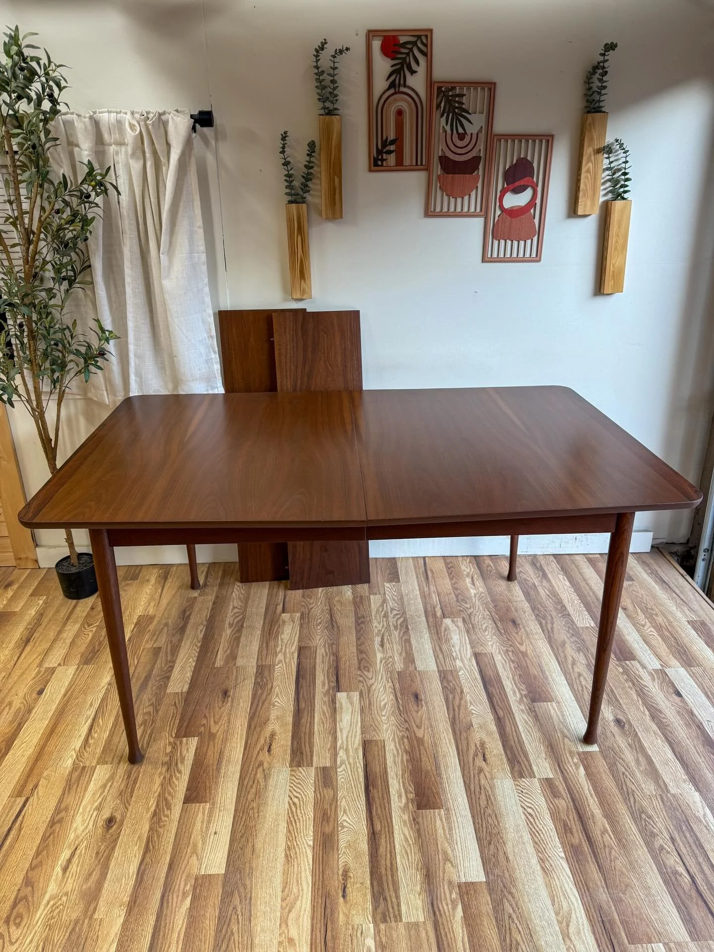 MCM mid century modern vintage walnut &amp; rosewood expanding &lsquo;surfboard&rsquo; dining table by Stanley. Stamped 1967. A really rare &amp; unique piece, this dining table features absolutely beautiful walnut &amp; rosewood wood grains, really 