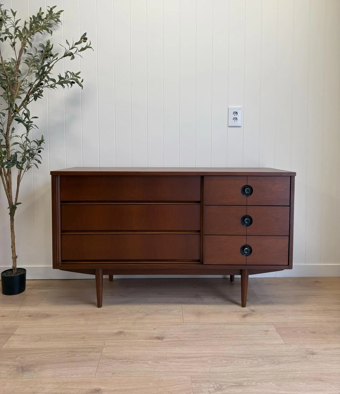 MCM mid century modern vintage wooden 6 drawer dresser/credenza/sideboard/tv stand by Stanley. Circa 1960&rsquo;s. Features beautiful wood grains, long tapered mid century legs, and 6 dove-tailed drawers that offer great storage and all slide perfect