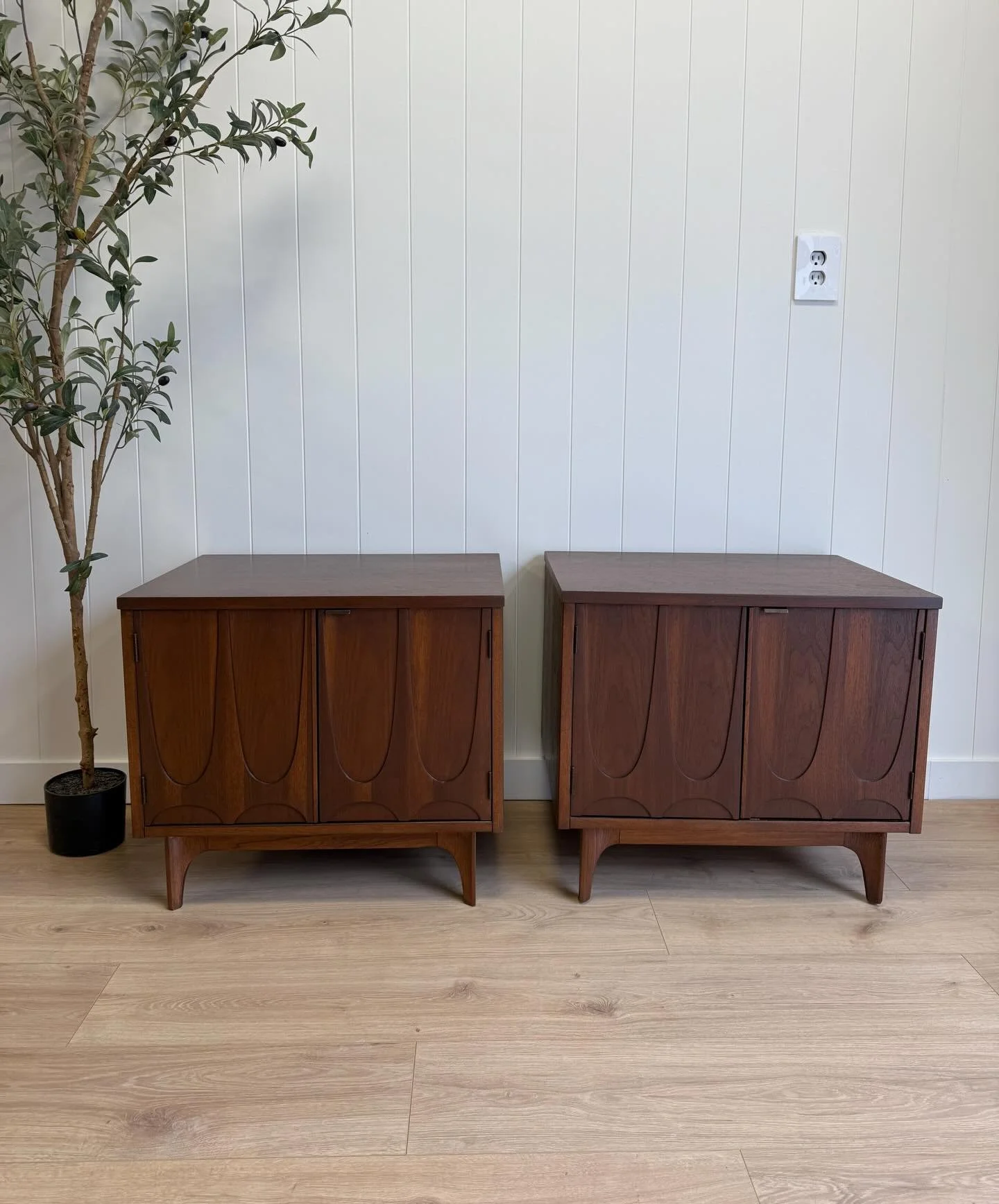 MCM mid century modern vintage walnut nightstand/bedside table pair by Broyhill for their Brasilia line. Highly collectible &amp; super iconic pieces of mid century furniture. These two nightstands feature beautiful walnut wood grains, the classic Br