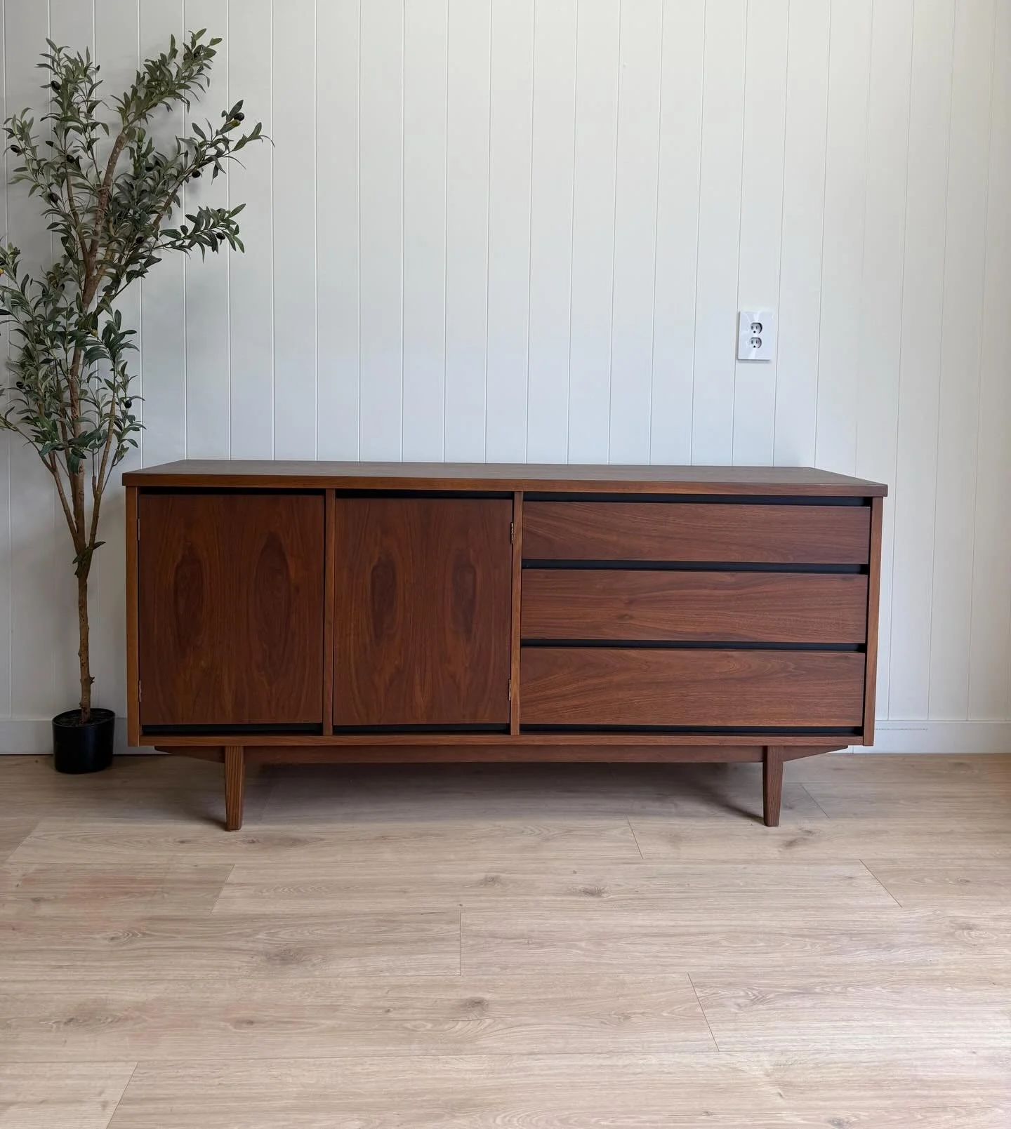 MCM mid century modern vintage walnut credenza/sideboard/tv stand by Stanley for their &lsquo;Project 21&rsquo; line. This beautiful piece of mid century features amazing walnut wood grains, two doors on the left that expose shelving &amp; storage, 3