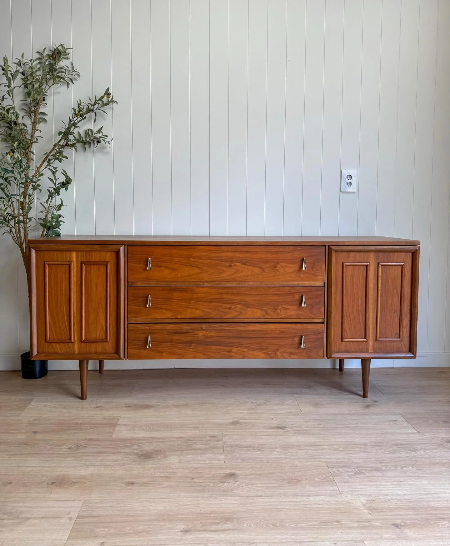 MCM mid century modern vintage walnut 9 drawer triple dresser credenza/tv stand. This beautiful piece of mid century features amazing walnut wood grains, long tapered mid century legs, and 9 dove-tailed drawers that all slide great and offer plenty o