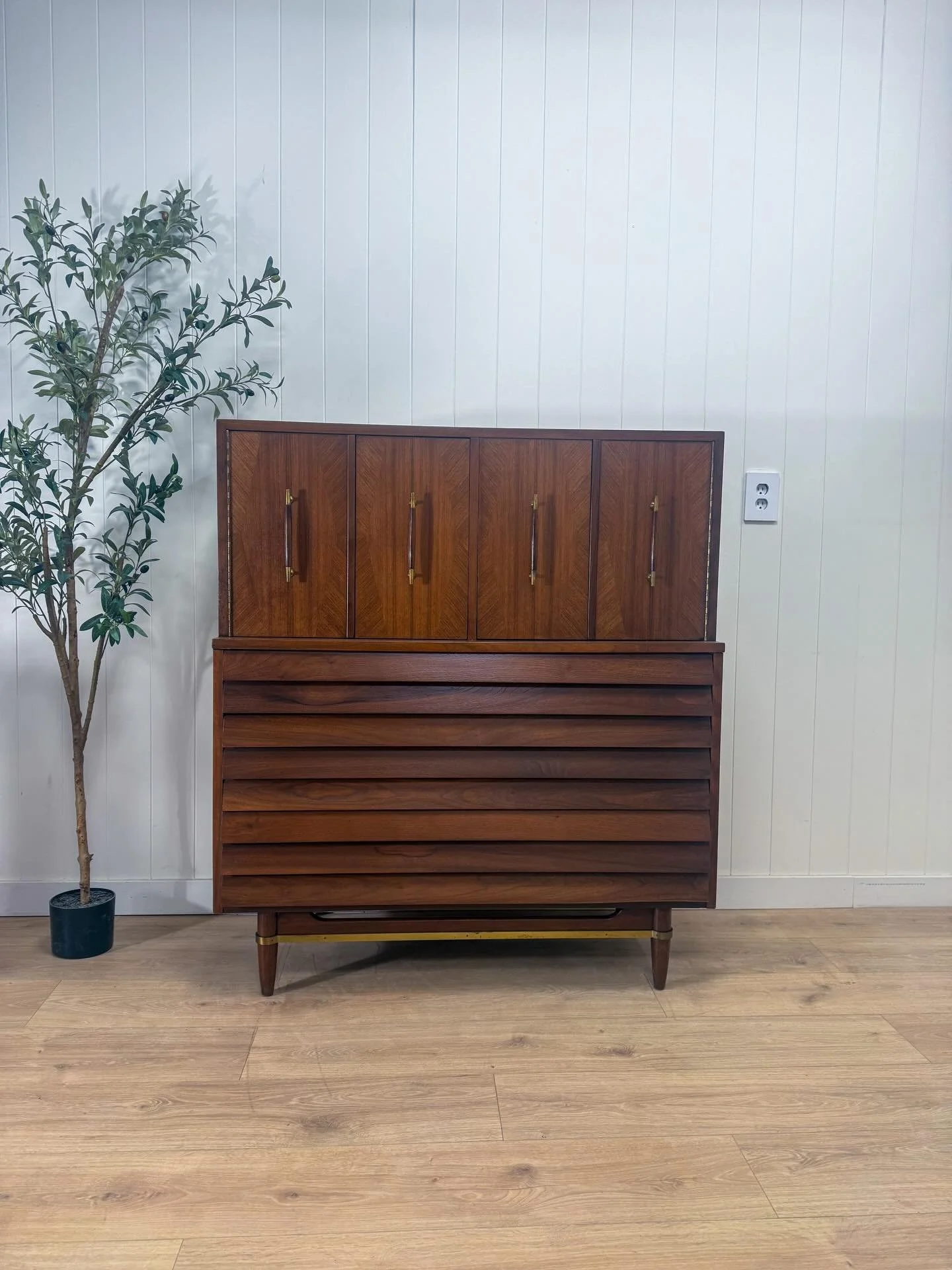 MCM mid century modern vintage walnut 7 drawer tall dresser/chest of drawers/gentleman&rsquo;s armoire by Merton Gershun for American of Martinsville for their &lsquo;Dania&rsquo; line. Circa 1960&rsquo;s. Features beautiful walnut wood grains, walnu