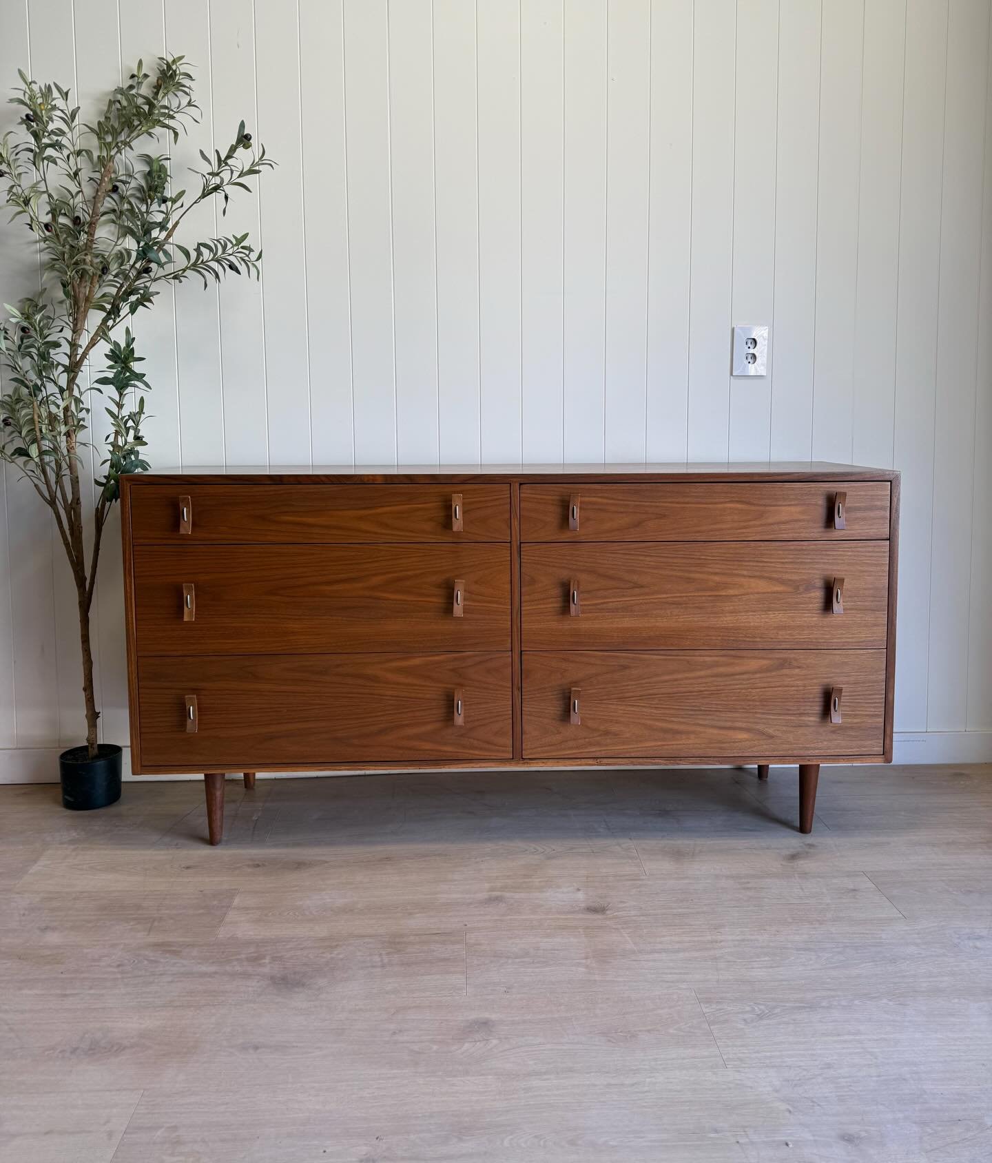 MCM mid century modern vintage walnut 6 drawer low dresser by Stanley Young for Glenn of California, circa 1950&rsquo;s. Features beautiful walnut wood grains, 6 dove-tailed drawers, long tapered mid century legs, and really cool &amp; unique drawer 