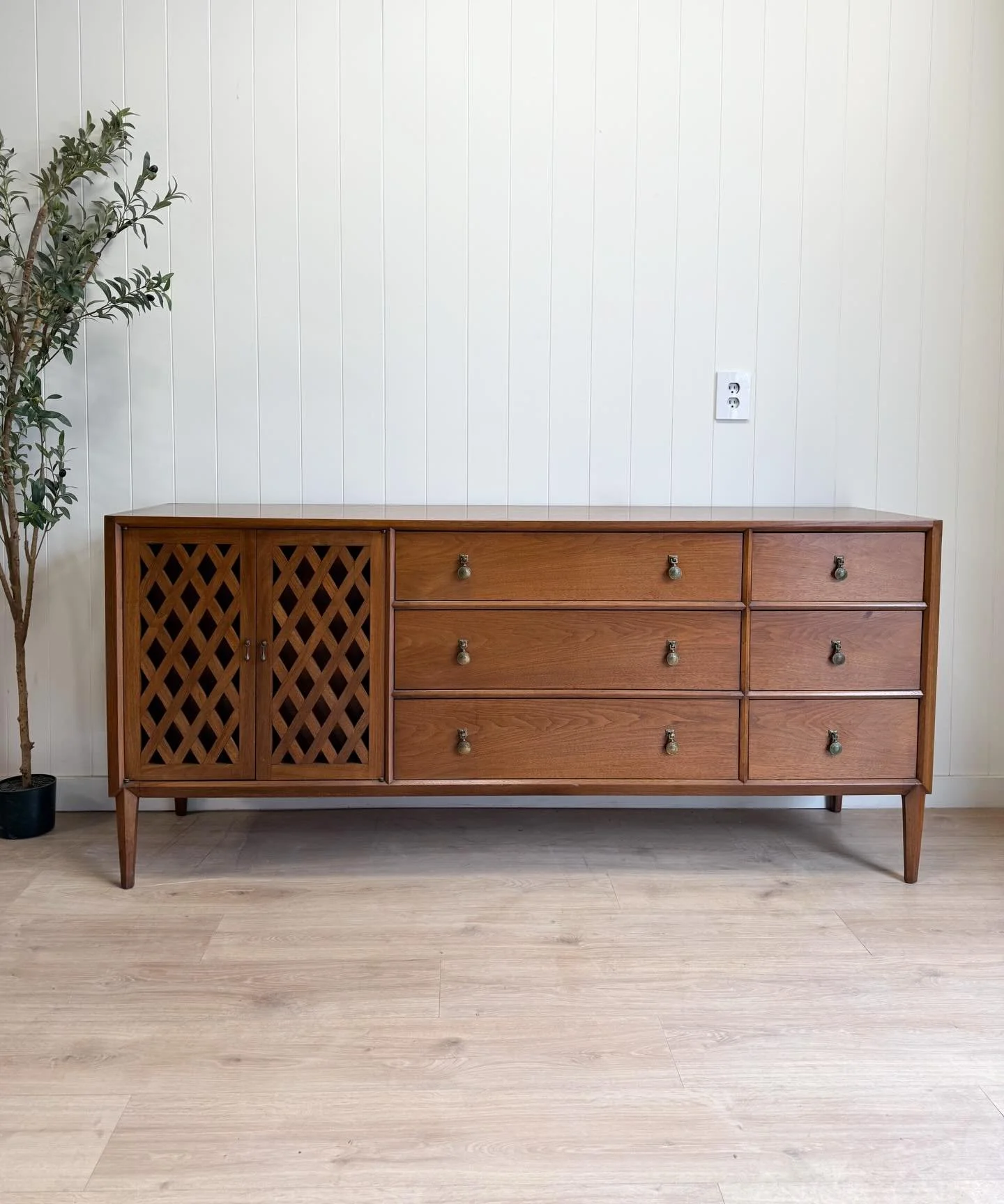MCM mid century modern vintage walnut 9 drawer dresser/credenza/tv stand by John Stuart for Mount Airy &lsquo;Casalinda Collection&rsquo;. Features beautiful walnut wood grains, 9 dove tailed drawers, two diamond front doors, really unique original b