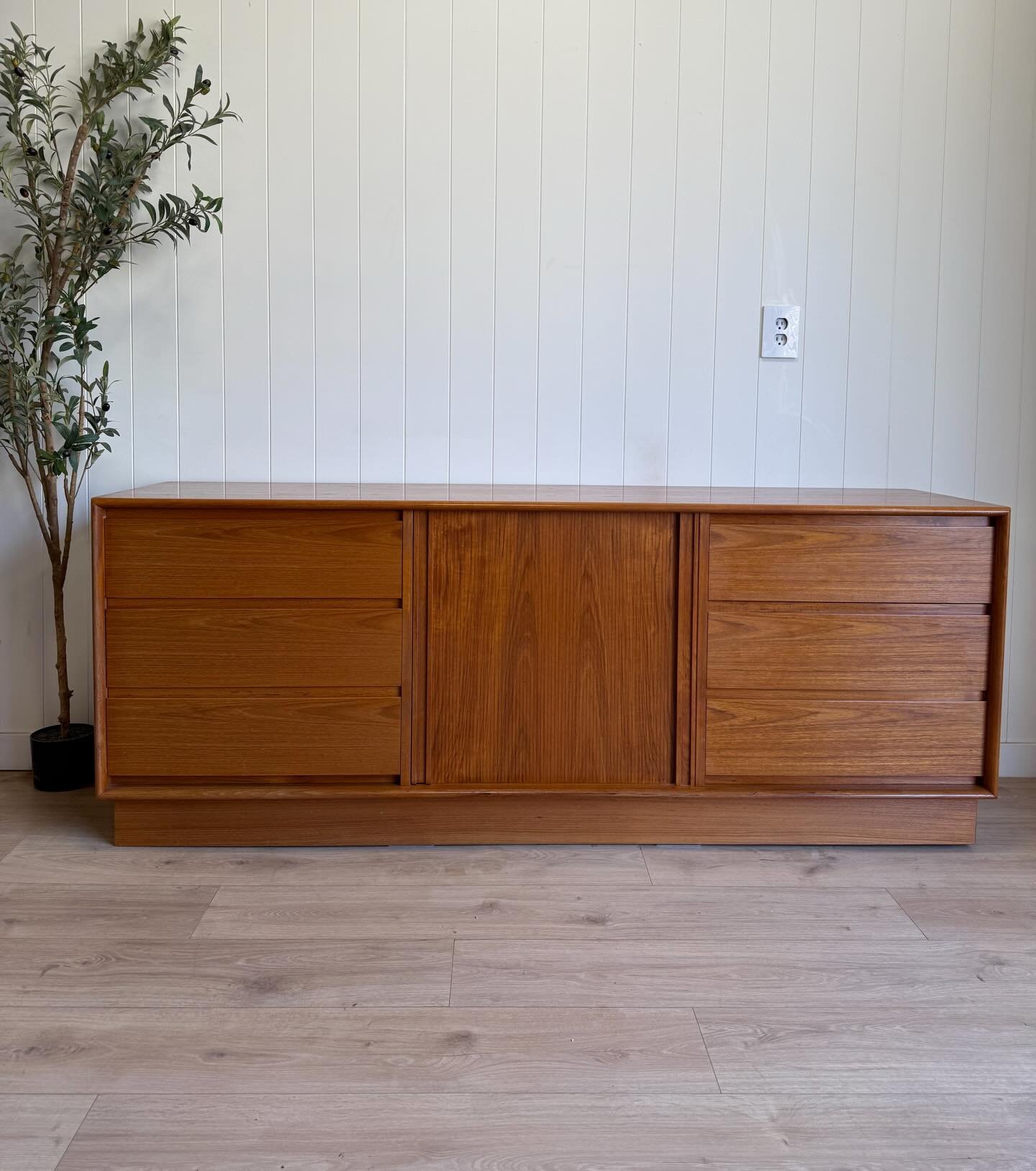 MCM mid century modern Danish teak credenza/sideboard/dresser by Danflex. Drawers on the sides and tambour door &amp; shelves in the middle. Great original vintage condition, noting no major flaws, only minor wear as expected. Beautiful piece 😊 

Fo