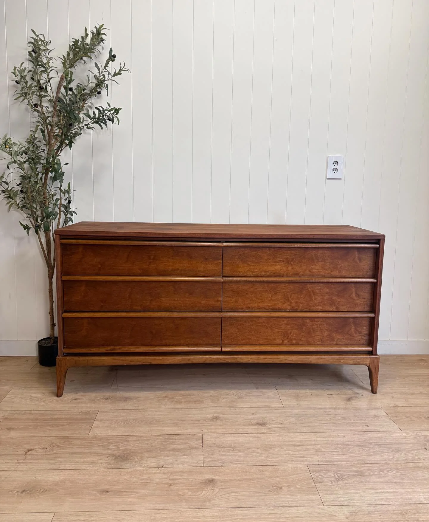 (SOLD) MCM mid century modern vintage walnut 6 drawer long &amp; low dresser by Lane for their Rhythm line. Circa 1960&rsquo;s. Absolutely beautiful original vintage condition, with no major flaws at all. We also have the matching tall dresser &amp; 