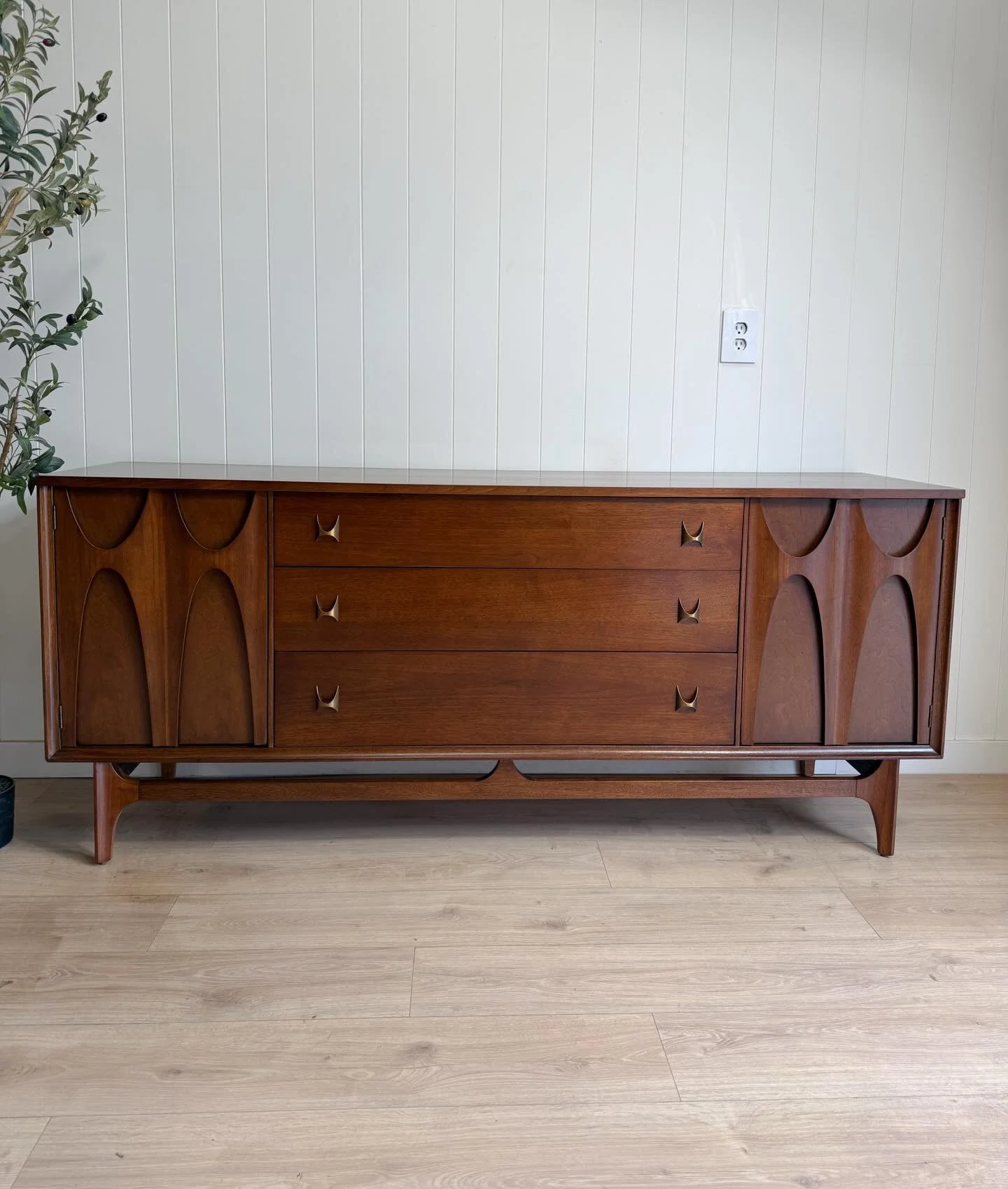 Mid century modern MCM vintage walnut 9 drawer dresser/credenza by Broyhill for their iconic Brasilia line. Use as a dresser, credenza, or a tv stand 😊 brass pulls, iconic &lsquo;swooped&rsquo; doors, dove-tail construction. Restored and no major fl