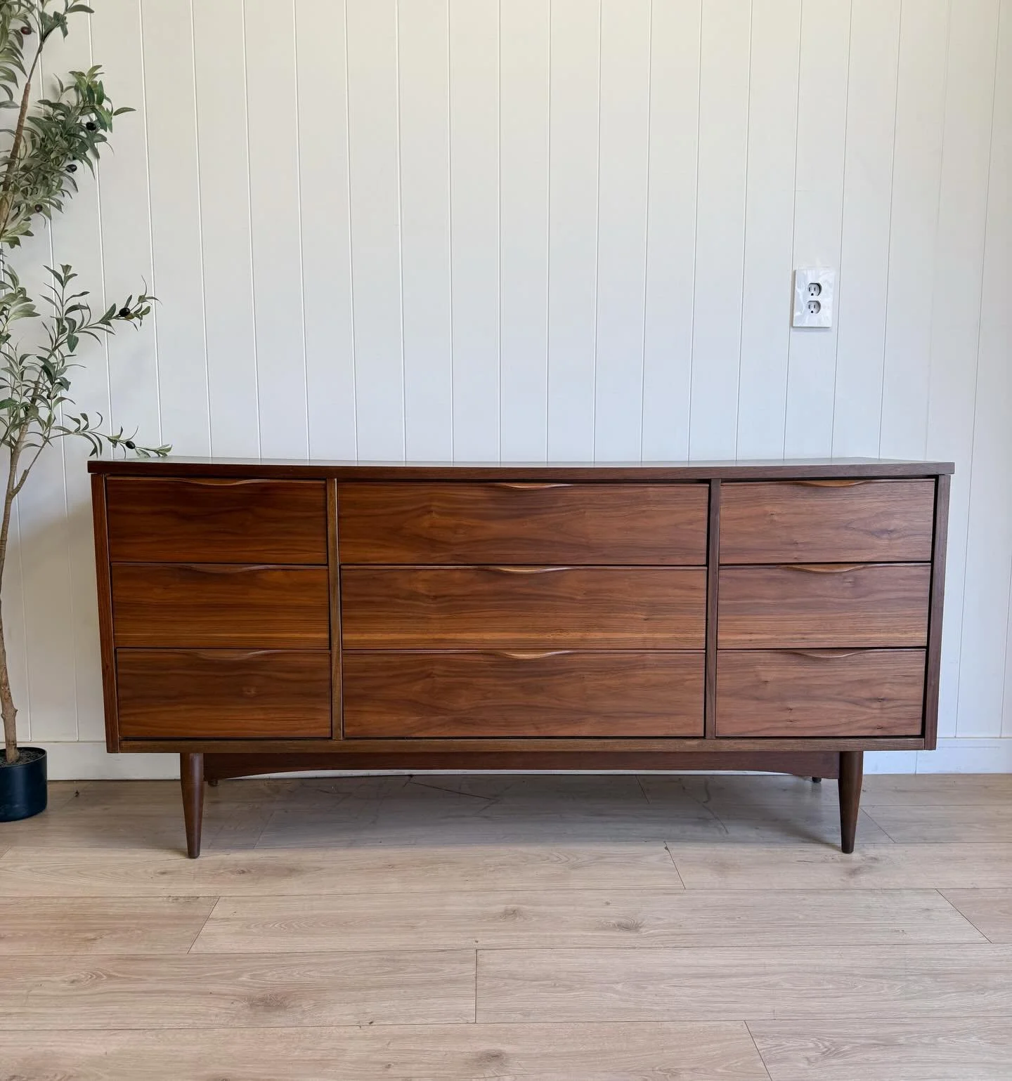MCM mid century modern vintage walnut 9 drawer long &amp; low dresser. Unmarked, circa 1960&rsquo;s. Beautiful solid walnut pulls &amp; wood grains, long tapered legs, scratch &amp; water resistant Formica top. Drawer fronts &amp; sides have been ful