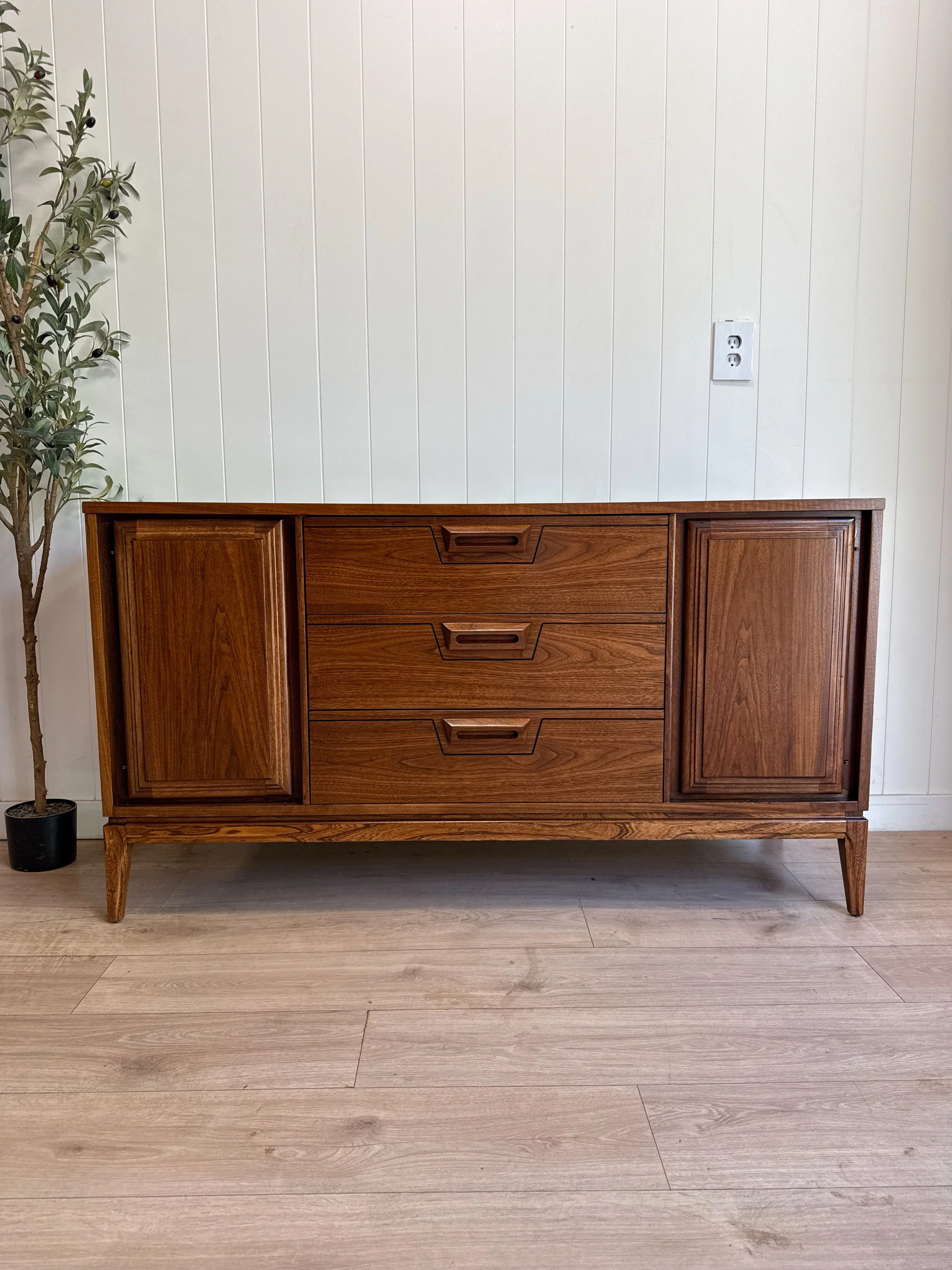 MCM mid century modern vintage walnut credenza/sideboard/tv stand by United, circa 1960&rsquo;s. Warm walnut wood grains, 3 middle drawers, and removable shelving on the left and right sides. Restored &amp; no major flaws remain 😊 

Follow us on ins