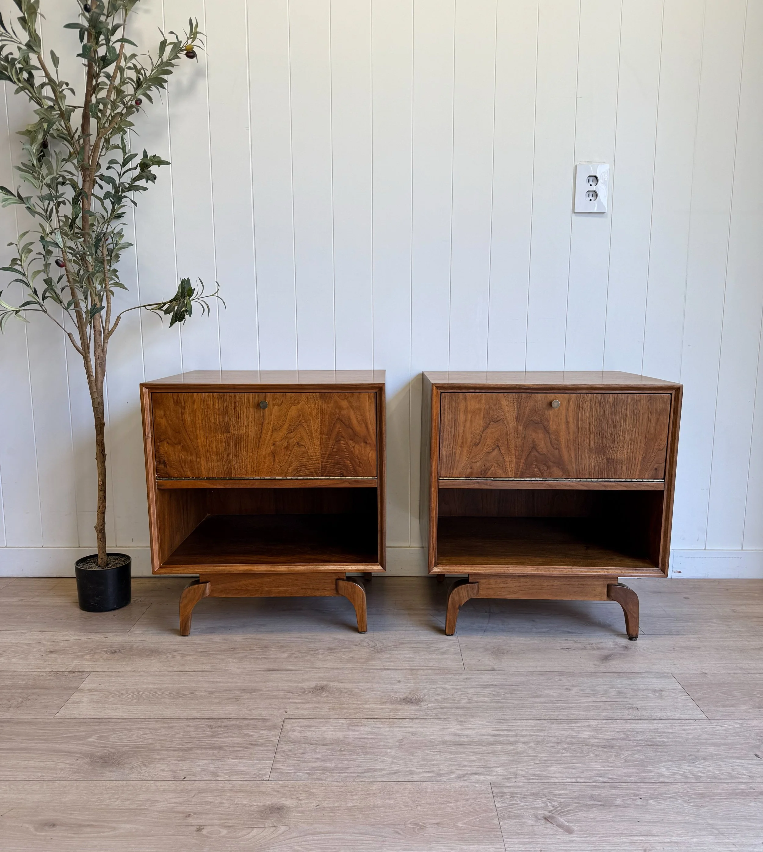 MCM mid century modern vintage walnut pair of nightstands circa 1960&rsquo;s. Amazing walnut wood grains, unique sculpted curved legs, drop-down door, and shelving. Restored &amp; no major flaws remain 😊 

Follow us on instagram @AdamsFamilyVintage 