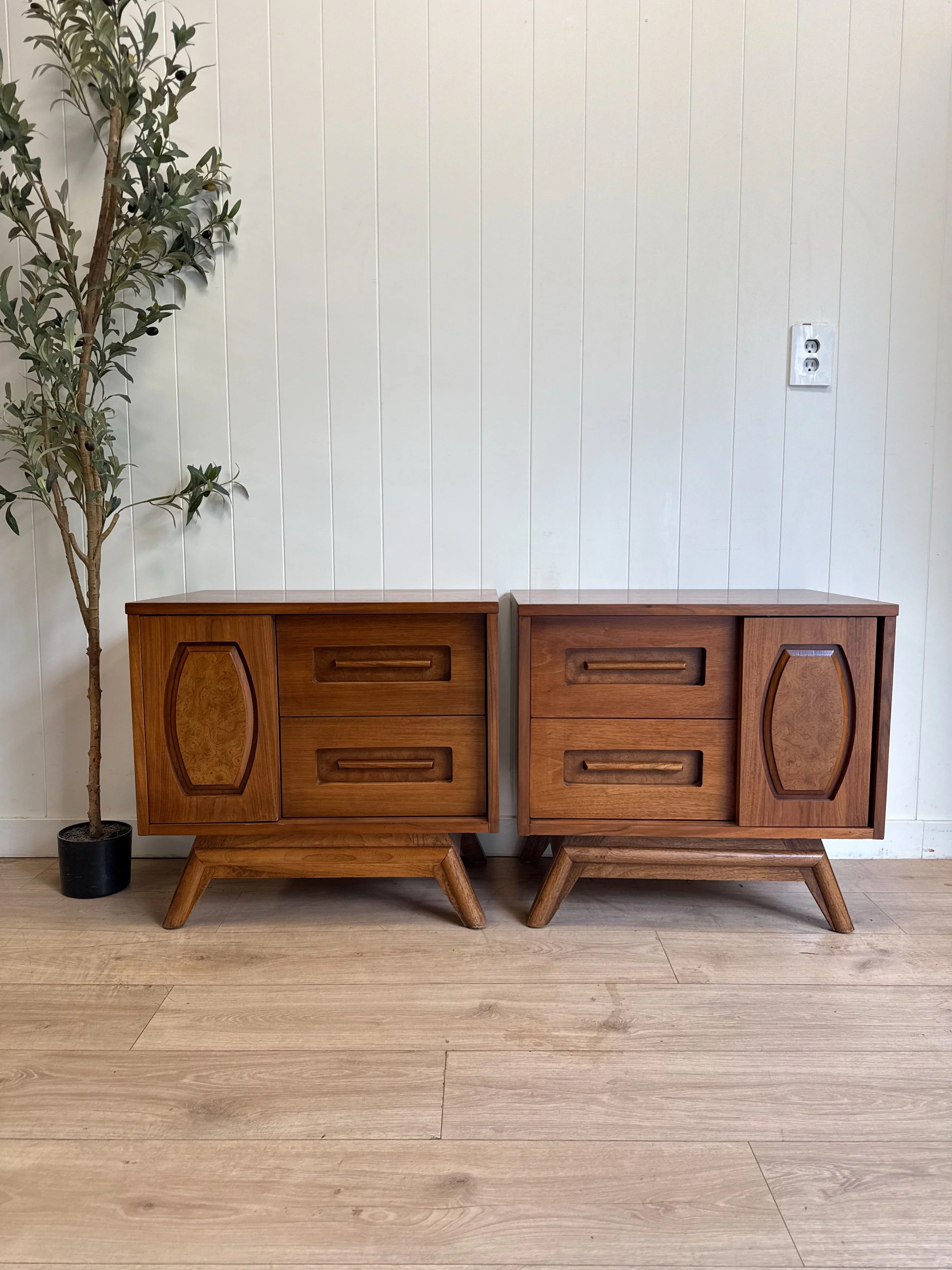 MCM mid century modern vintage walnut nightstands/end tables by Young Mfg Co, circa 1960&rsquo;s. Beautiful walnut wood grains, two dove-tailed drawers, storage cubby area, Burl wood in lay sliding door. Stylish &amp; full of storage 🤩 great vintage