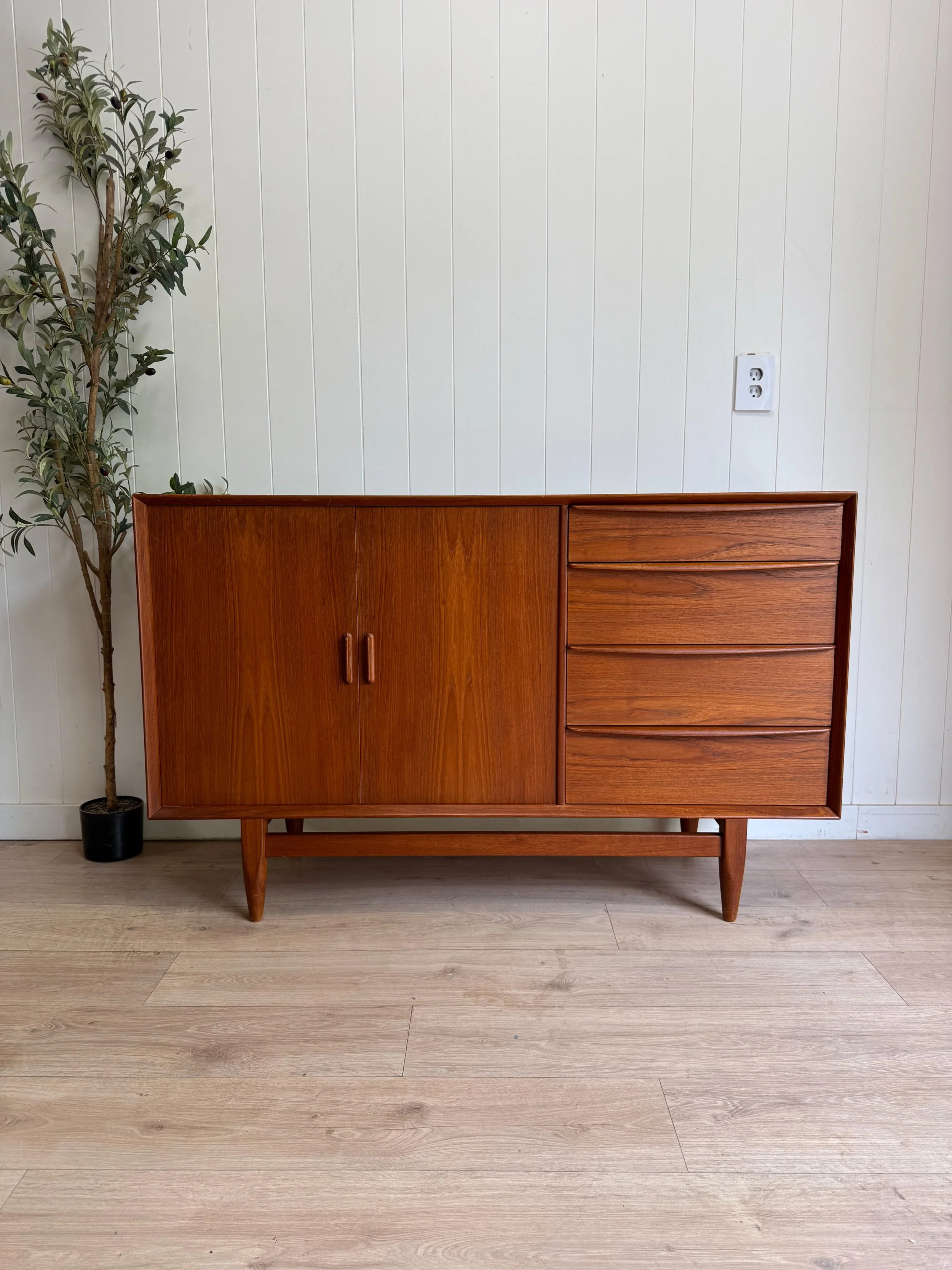 MCM mid century modern vintage danish teak credenza/sideboard by Falster, circa 1960&rsquo;s. Beautiful teak wood grains, 4 dove tailed drawers, adjustable &amp; removable shelving. Great vintage condition with no major flaws 😊 

Follow us on instag
