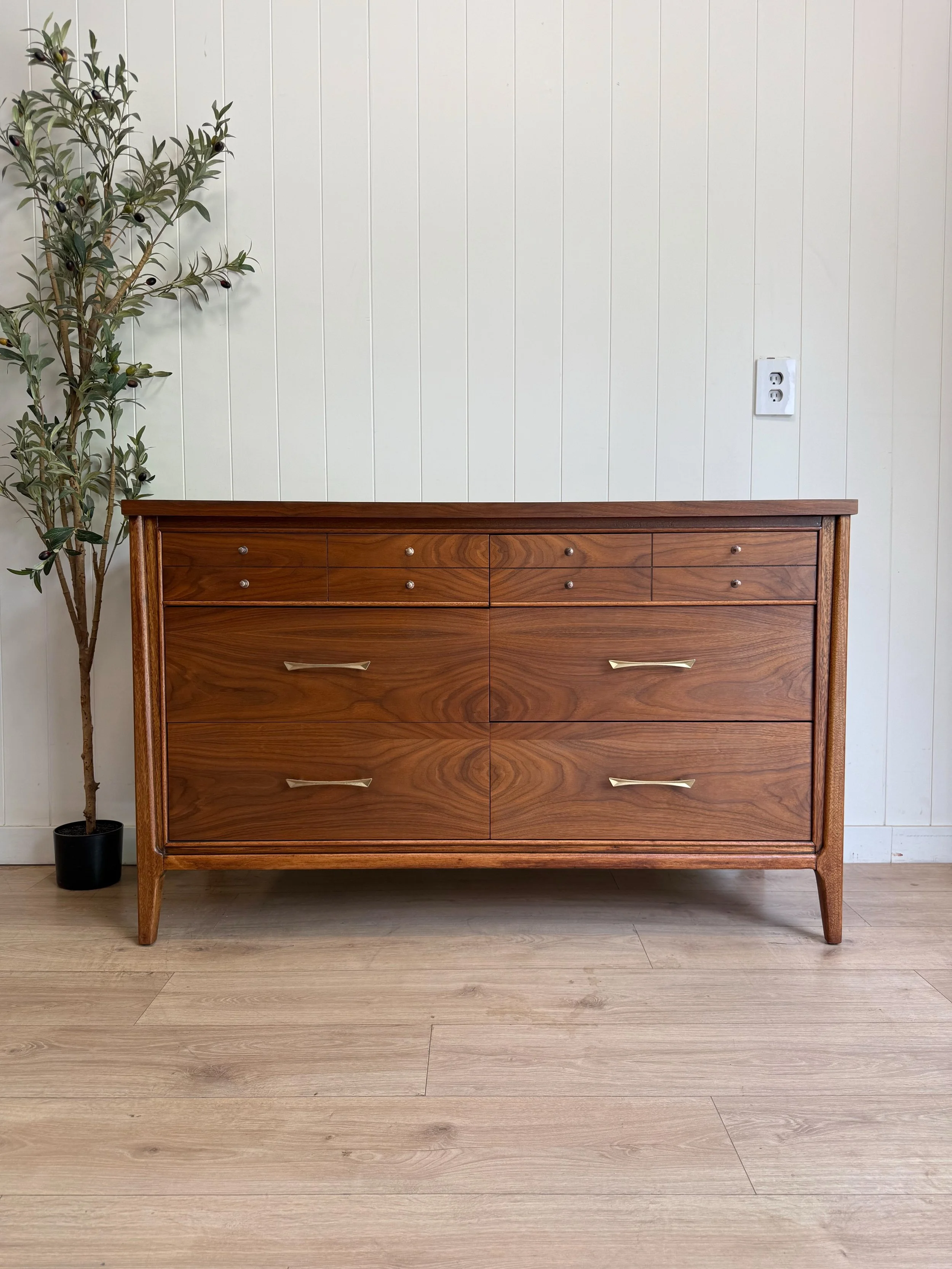 Vintage MCM mid century modern walnut 6 drawer dresser, circa 1960&rsquo;s. Features absolutely amazing walnut wood grains, 6 dove-tailed drawers, and brass hardware. Great vintage restored condition with no major flaws 😊 

Follow us on instagram @A