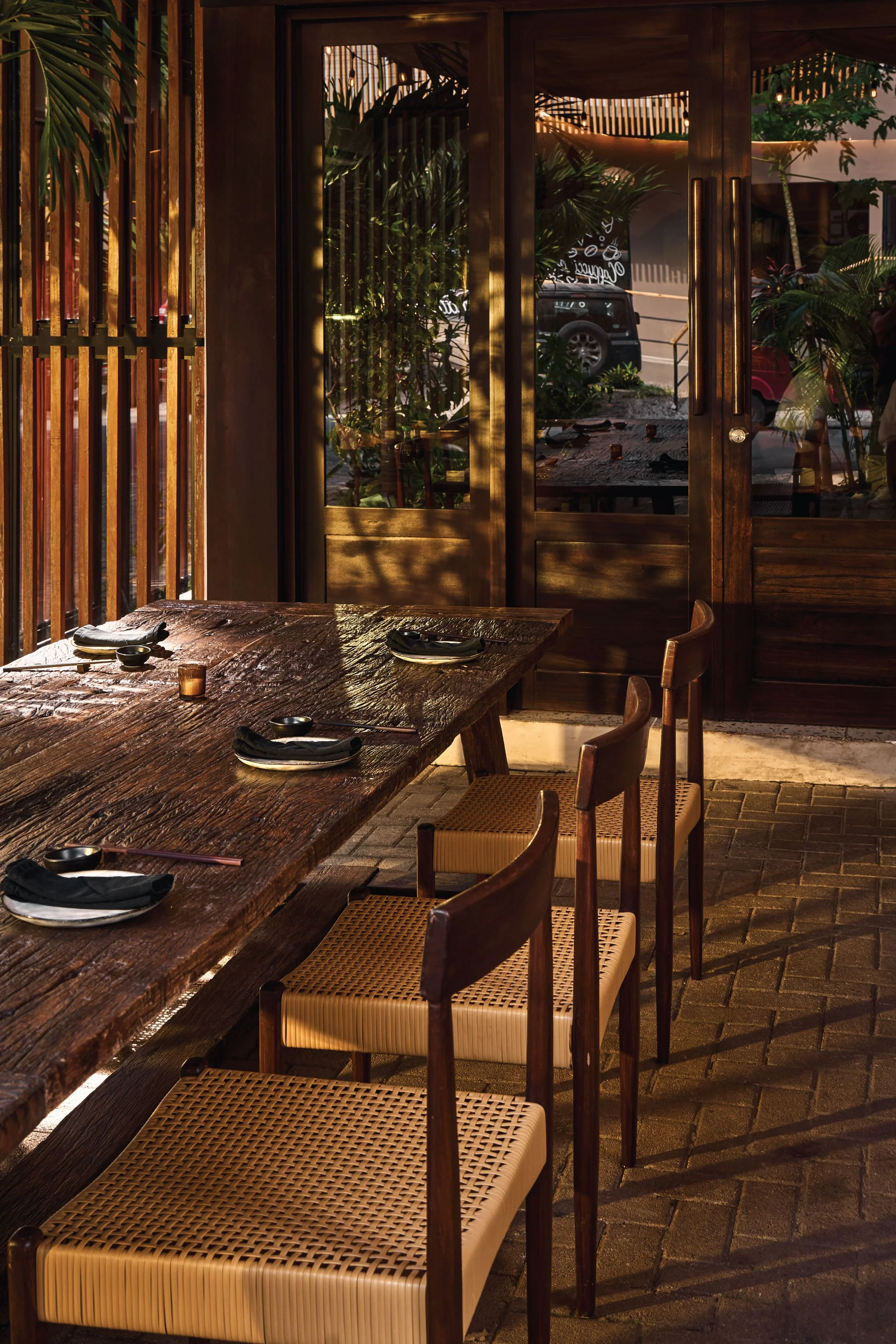 Rustic wood dining table set with black plates, Satori