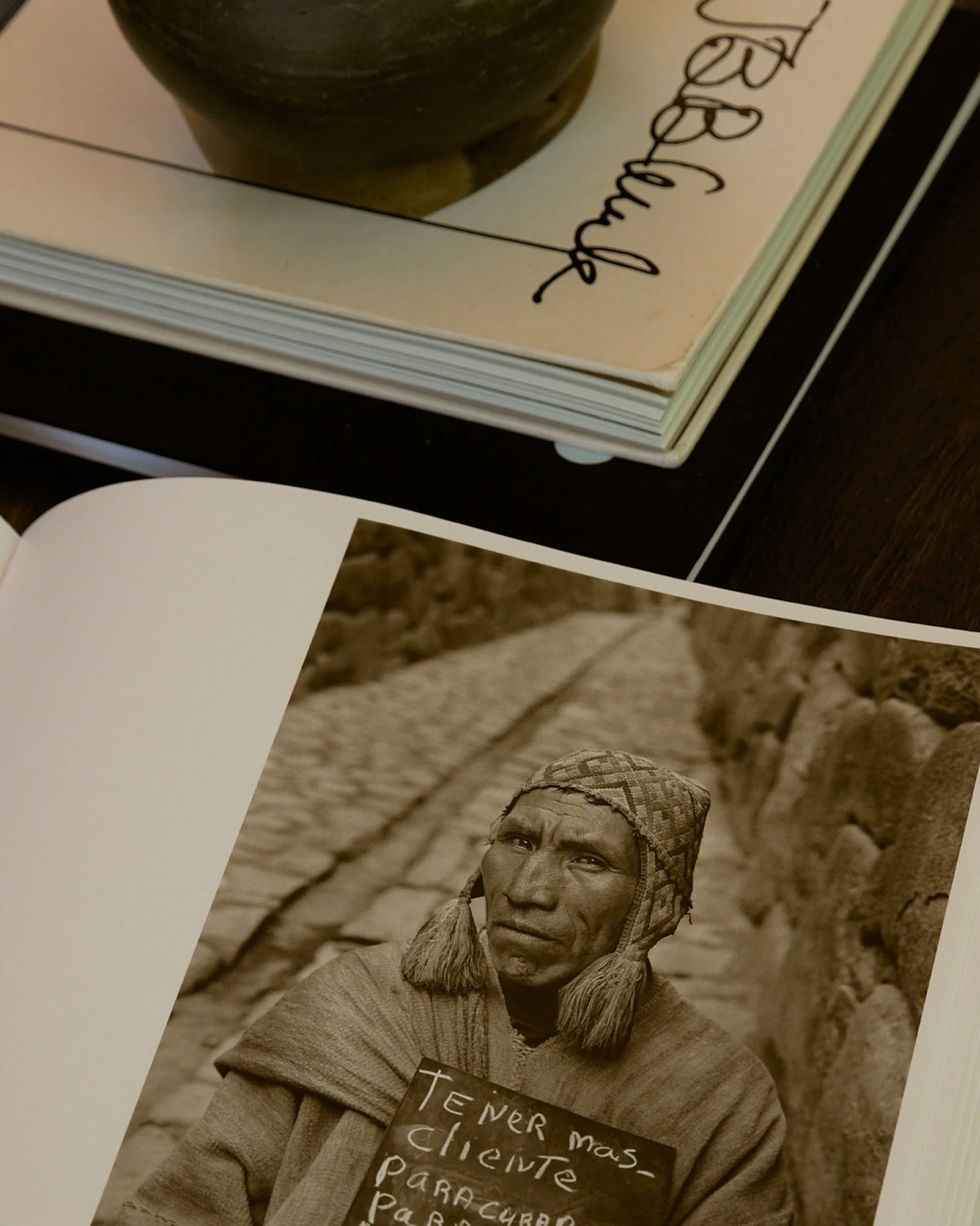 Stories on paper, roots in memory.
Through his lens, Mart&iacute;n Weber shares the dreams of Latin America&mdash;connecting NABOA&rsquo;s guests with voices and histories that live on.
#NaboaArt #LatinAmericanDreams #SoulfulConnection