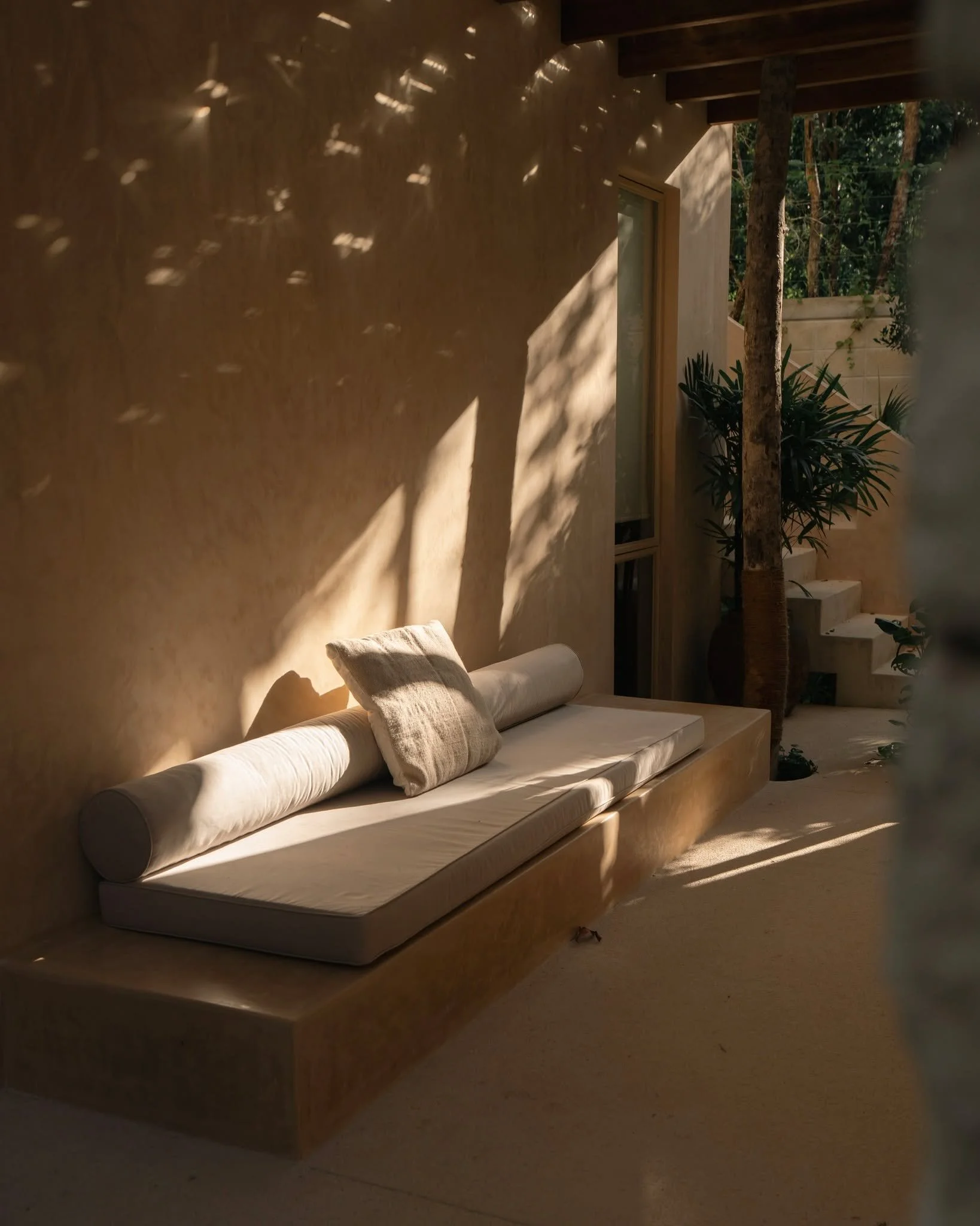 Shadows soften, light settles.
A corner where time bends into calm.
#NaboaTulum #BarefootEscape