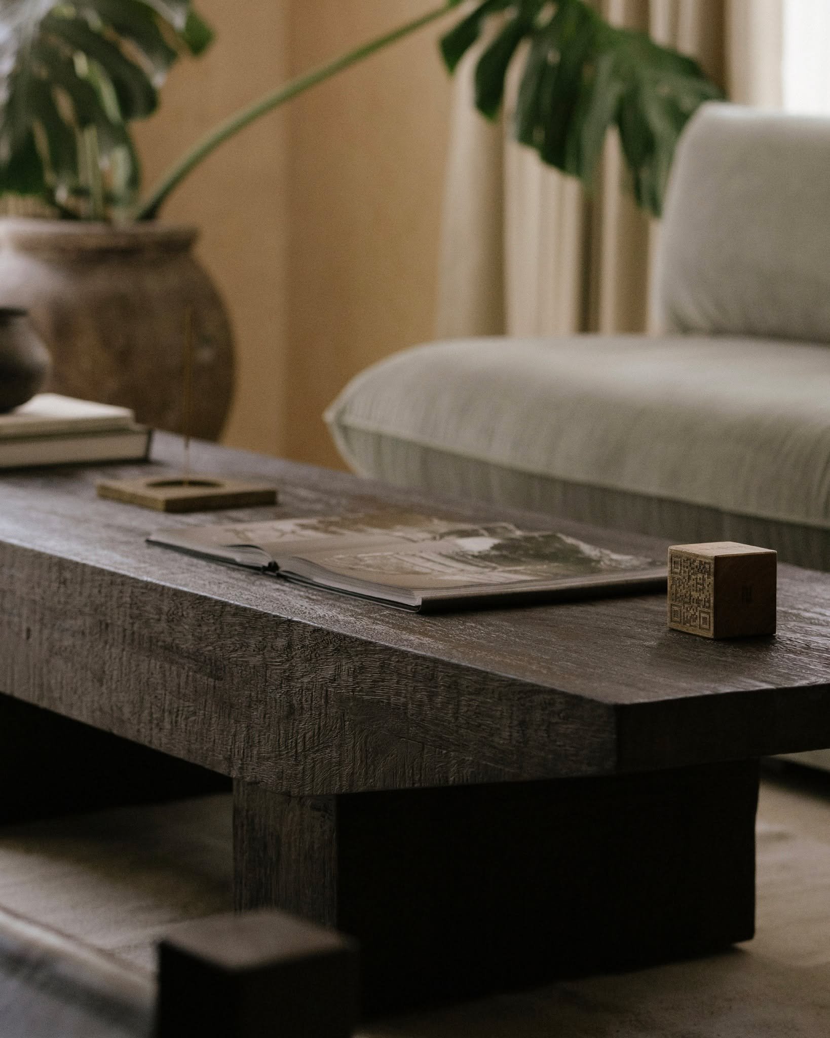 A space shaped by texture and quiet intention.
Here form softens,
and the room holds a pause.