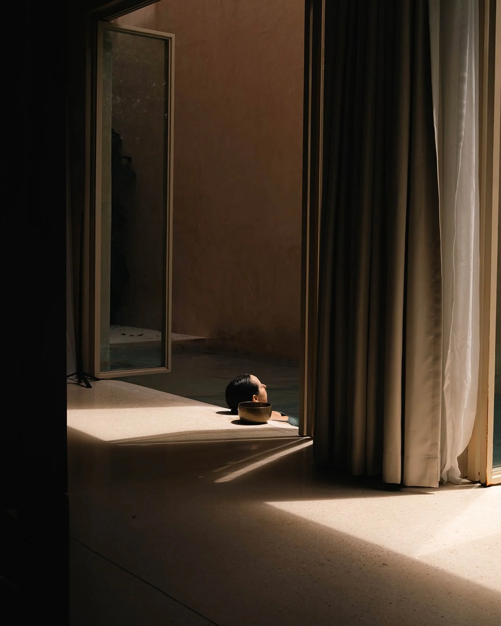 Close the door. Something shifts.
Soft light, warm air &mdash; everything already here.
Rest, without interruption.
#BarefootEscape