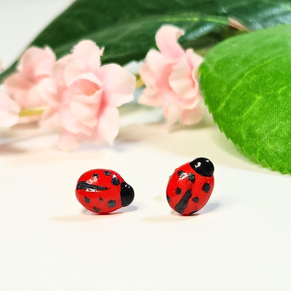 Mini+Ladybug+studs.png